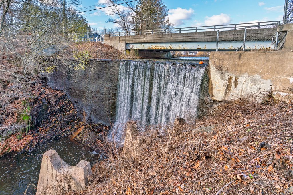 Photo of 10 Main Street #304, Berlin, CT 06037 (MLS # 24142773)