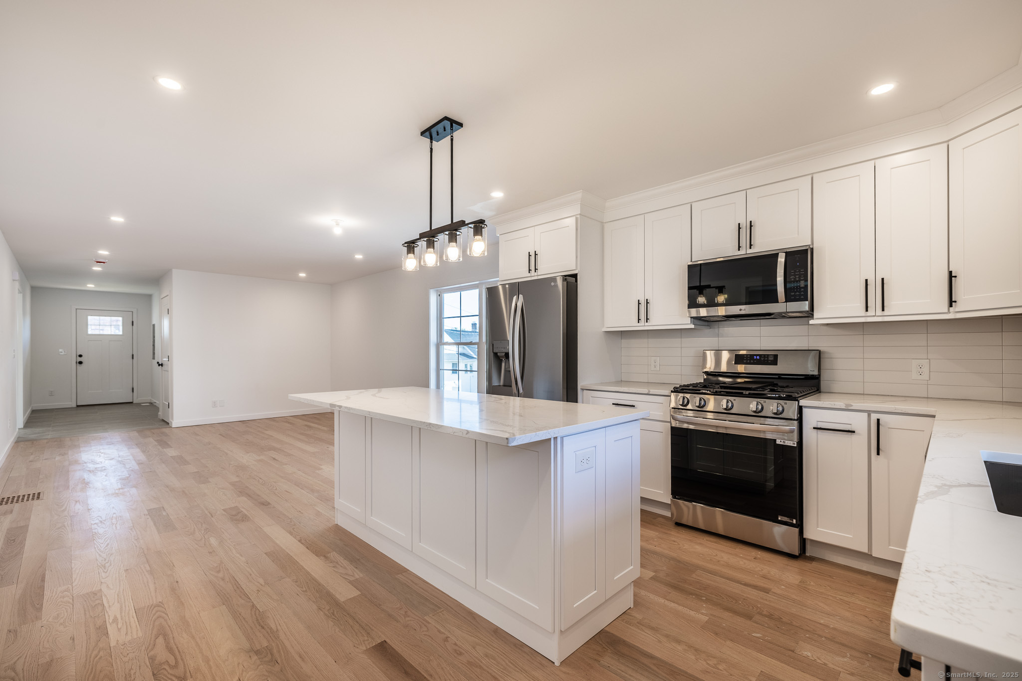 Pleasantview Avenue First Floo, Bridgeport, Connecticut - 3 Bedrooms  
2 Bathrooms  
6 Rooms - 