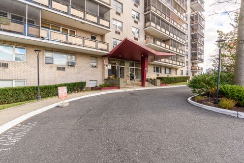 Tiny photo for 80 Cartright Street #5D, Bridgeport, CT 06604 (MLS # 24141385)
