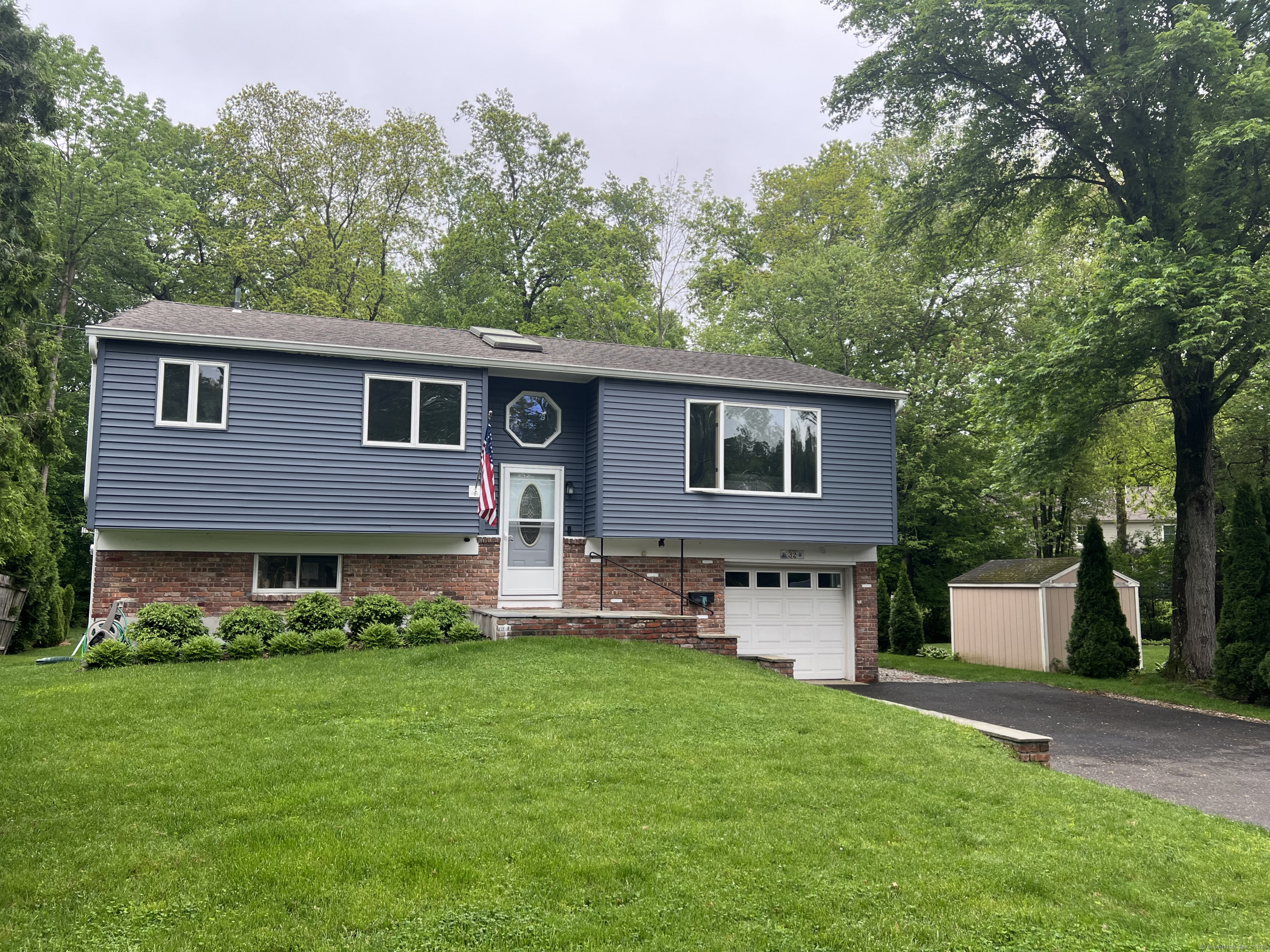 Regent Court, Stamford, Connecticut - 4 Bedrooms  
3 Bathrooms  
8 Rooms - 