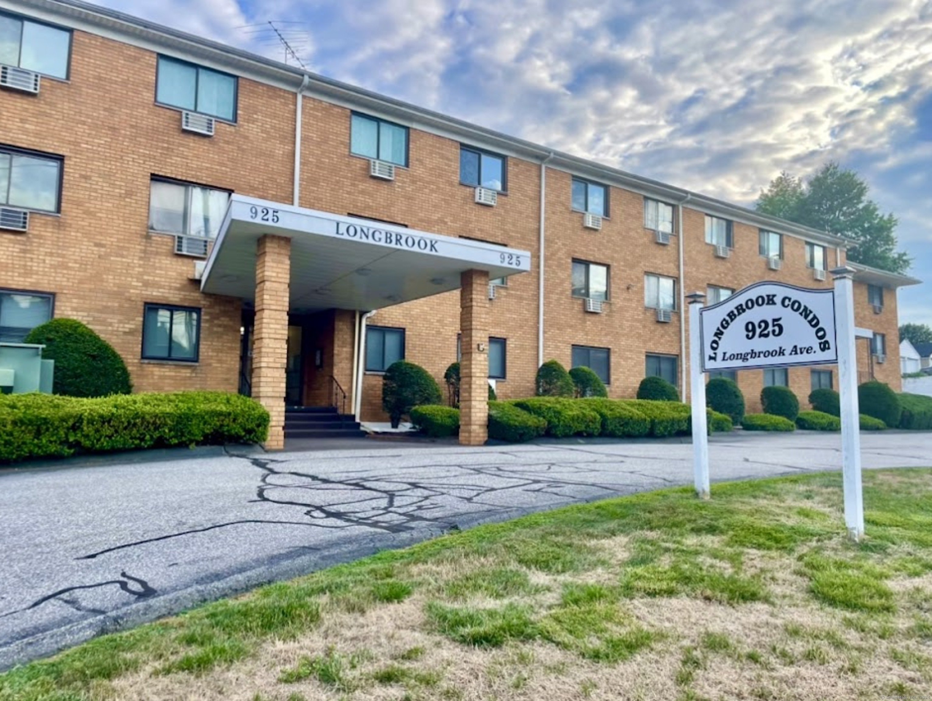 925 Longbrook Avenue Apt 104, Stratford, Connecticut - 1 Bedrooms  
1 Bathrooms  
3 Rooms - 