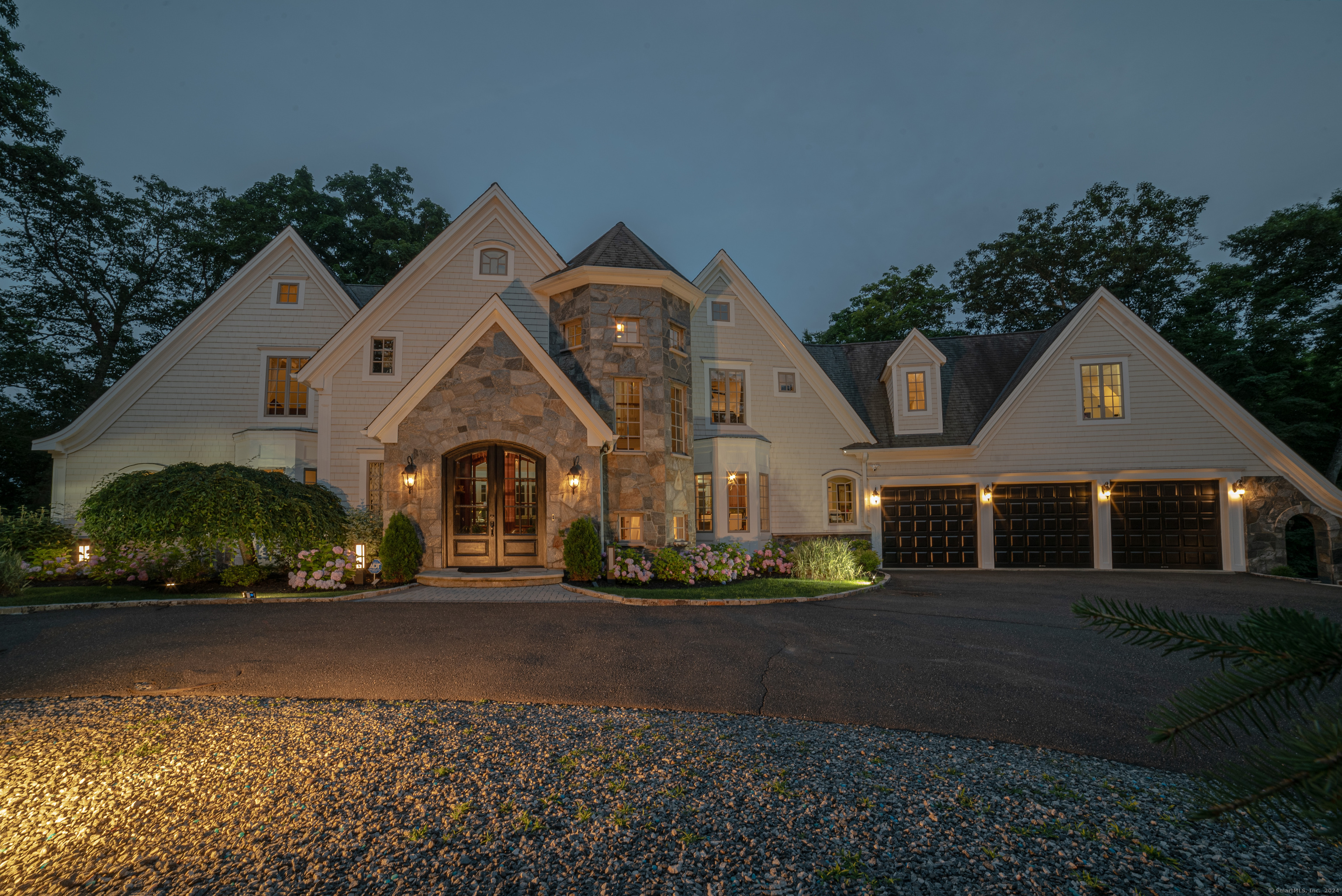 6 Waters Edge Way, Ridgefield, Connecticut - 4 Bedrooms  
5 Bathrooms  
8 Rooms - 