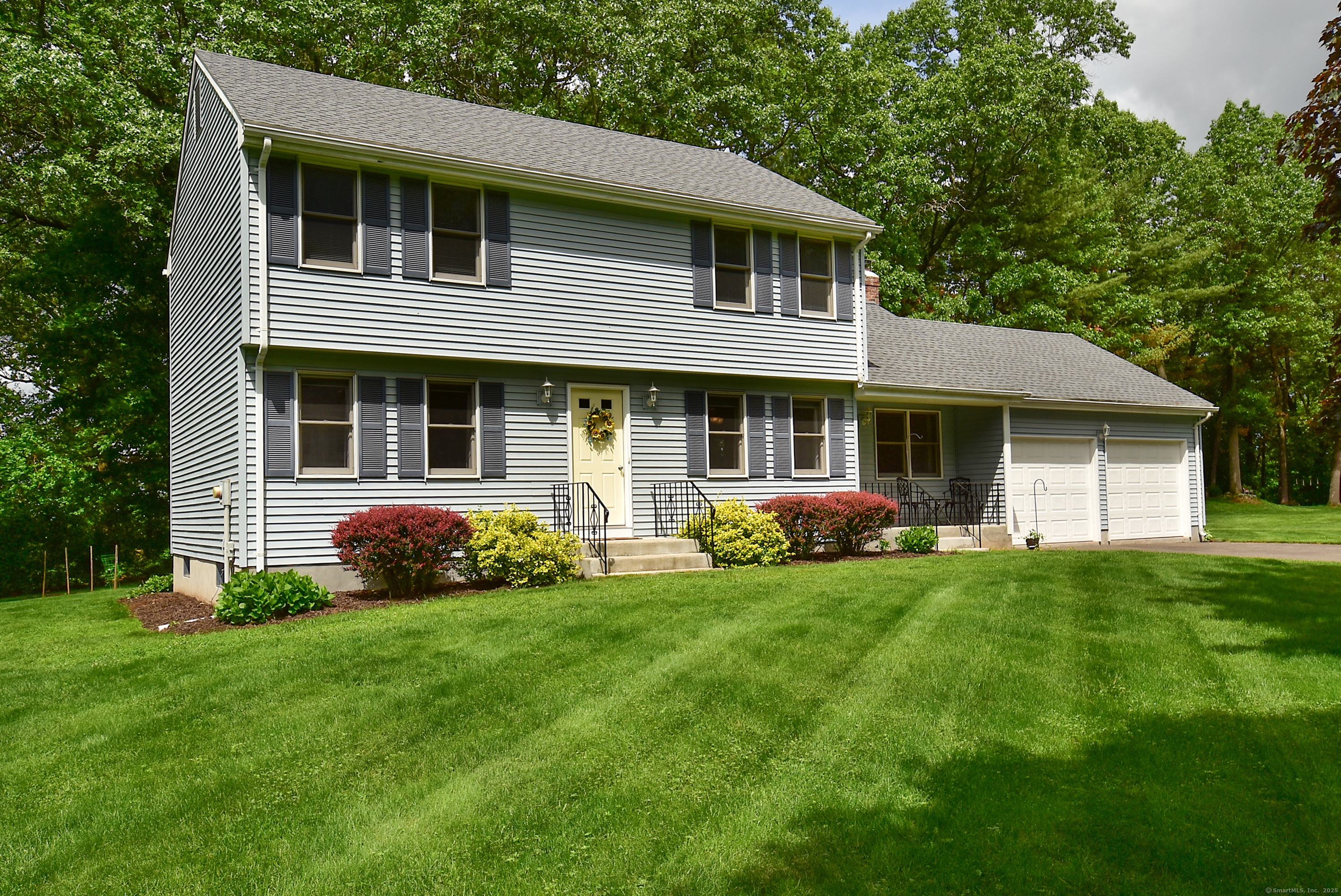Ellsworth Lane, Ellington, Connecticut - 4 Bedrooms  
3 Bathrooms  
6 Rooms - 