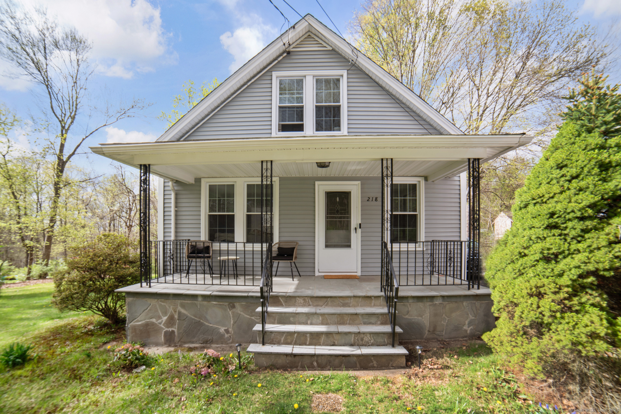 May Street, Naugatuck, Connecticut - 2 Bedrooms  
1 Bathrooms  
6 Rooms - 