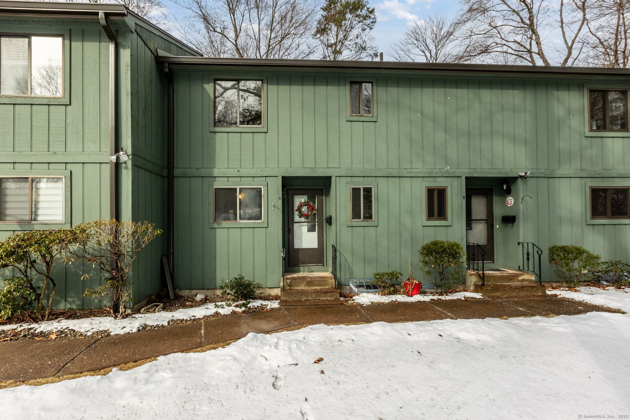 Highland Street G, Manchester, Connecticut - 2 Bedrooms  
2 Bathrooms  
4 Rooms - 