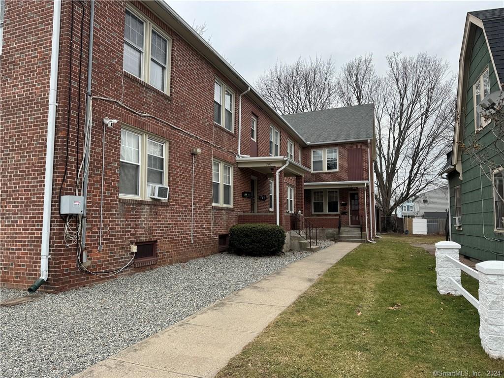Rental Property at Park Street 1Fb, West Haven, Connecticut - Bedrooms: 2 
Bathrooms: 1 
Rooms: 5  - $1,890 MO.