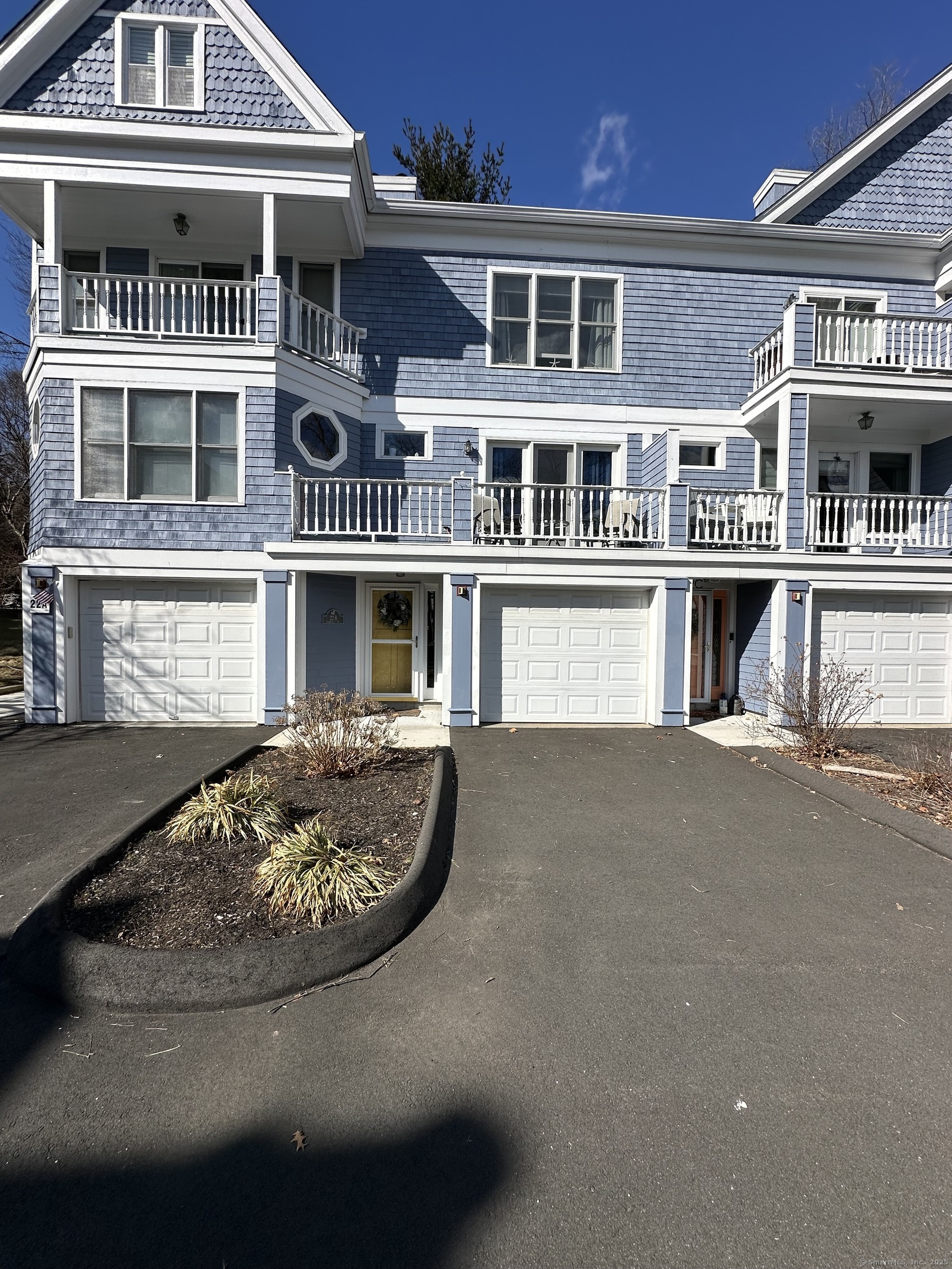 Seabreeze Avenue Apt B, Milford, Connecticut - 2 Bedrooms  
2 Bathrooms  
5 Rooms - 