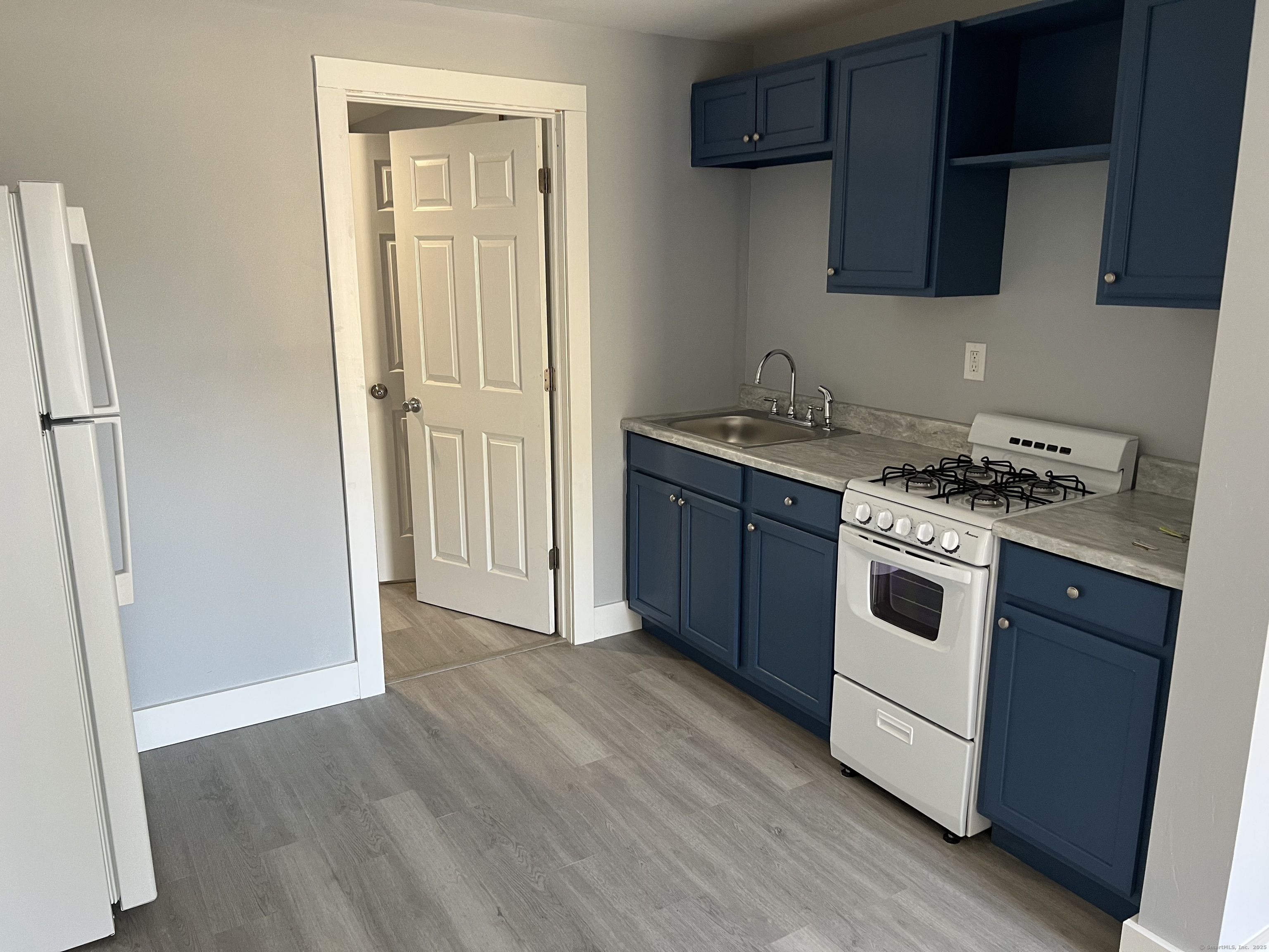 Boston Post Road, Windham, Connecticut - 2 Bedrooms  
2 Bathrooms  
4 Rooms - 