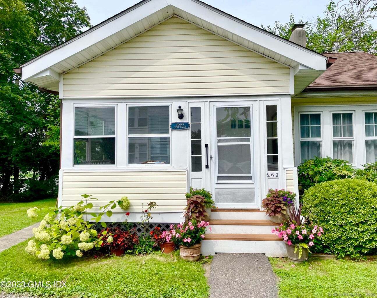 Greenwich, Connecticut 06870, United States, 2 Bedrooms Bedrooms, ,1 BathroomBathrooms,Residential,Active,164406