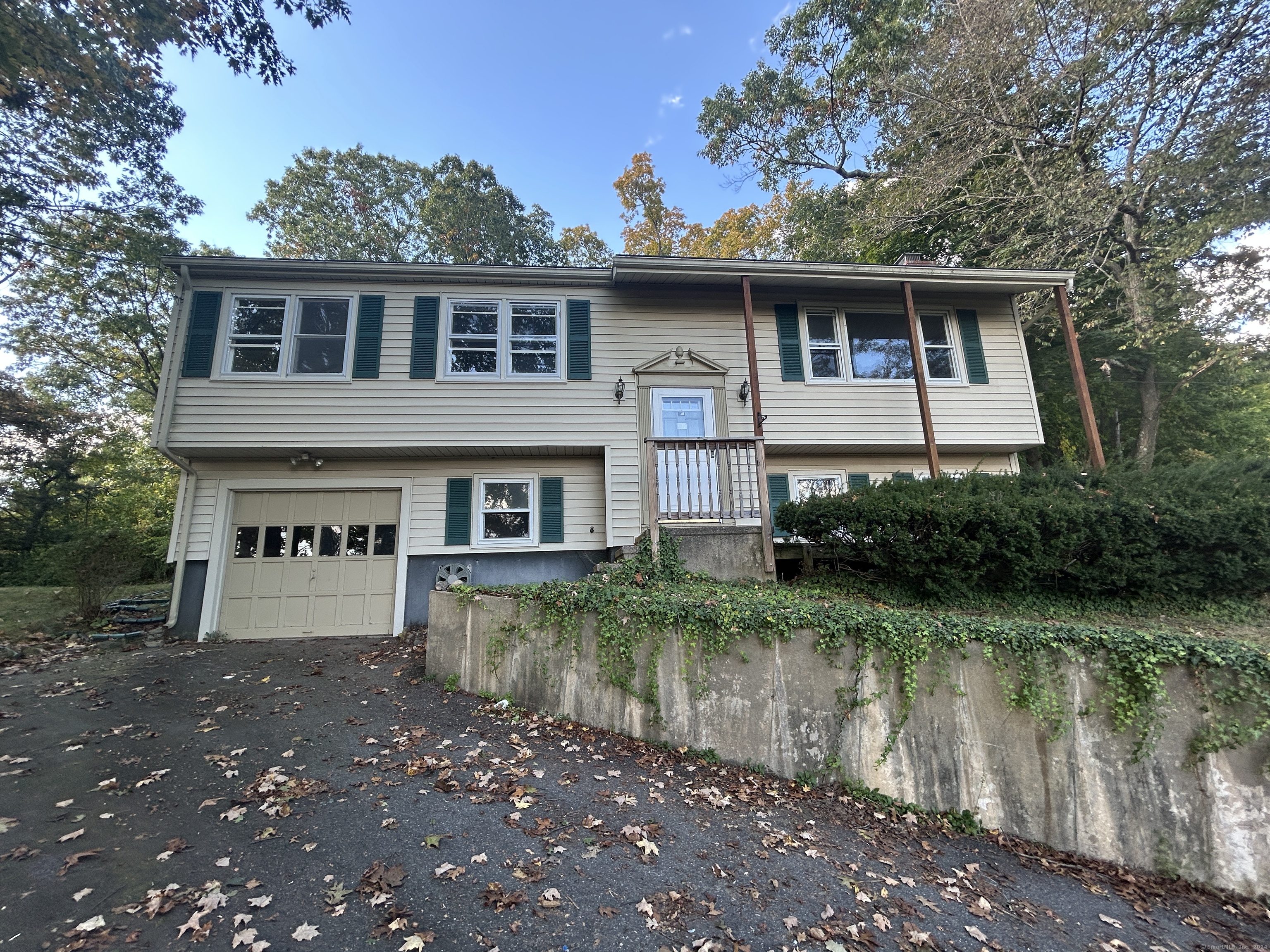 Morningstar Drive, Seymour, Connecticut - 3 Bedrooms  
1 Bathrooms  
6 Rooms - 