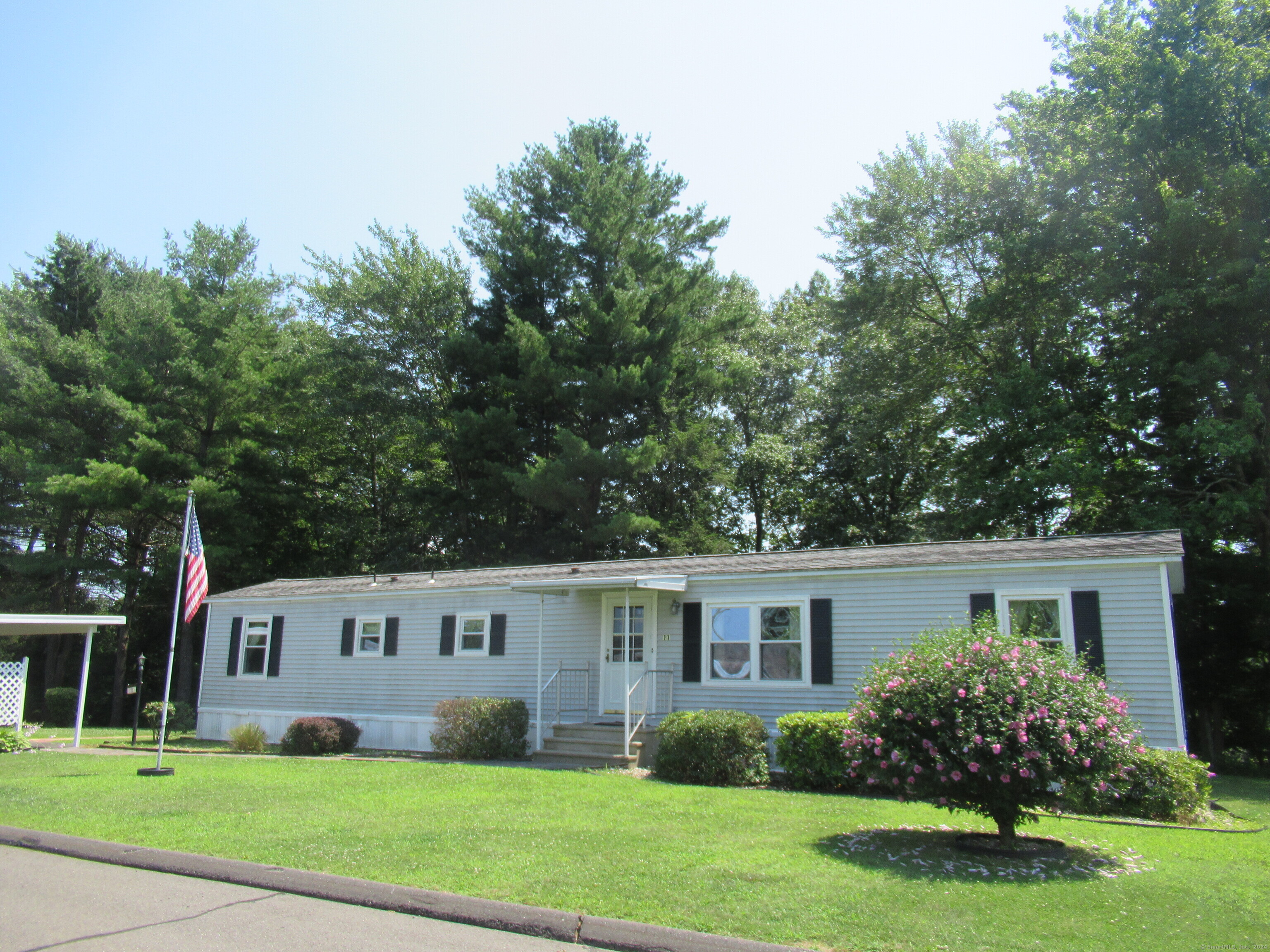 11 S Lakeside Drive, Plymouth, Connecticut - 2 Bedrooms  
2 Bathrooms  
4 Rooms - 