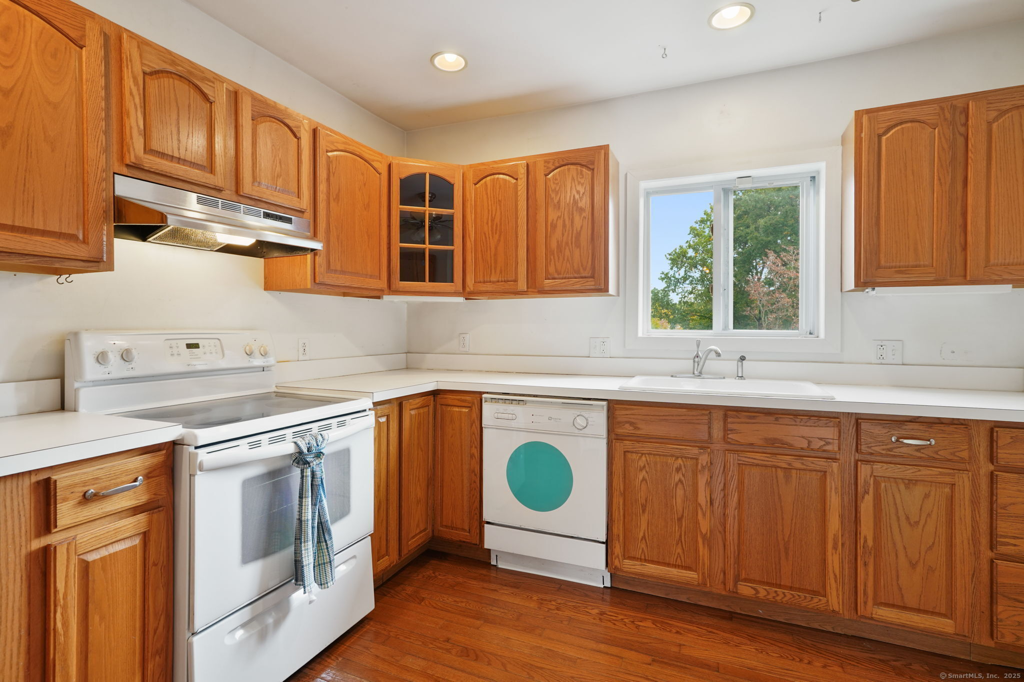 Stamford, Connecticut 06902, United States, 3 Bedrooms Bedrooms, ,2 BathroomsBathrooms,Residential,Active,229957