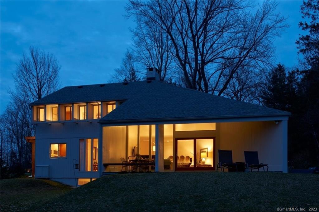 Elm Street, Salisbury, Connecticut - 4 Bedrooms  
3 Bathrooms  
6 Rooms - 