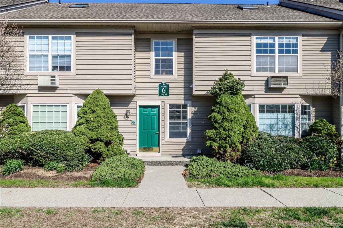 Rental Property at Glen Ridge Court 26, New Milford, Connecticut - Bedrooms: 2 
Bathrooms: 1 
Rooms: 4  - $1,995 MO.