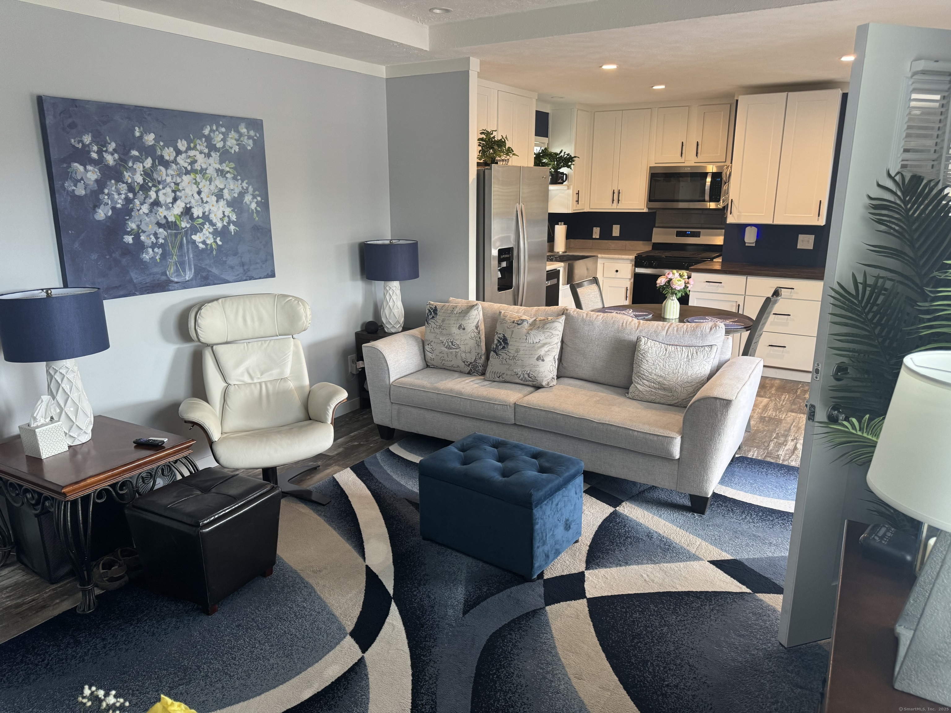 Vernon, Connecticut 06066, United States, 2 Bedrooms Bedrooms, ,1 BathroomBathrooms,Residential,Pending,210150