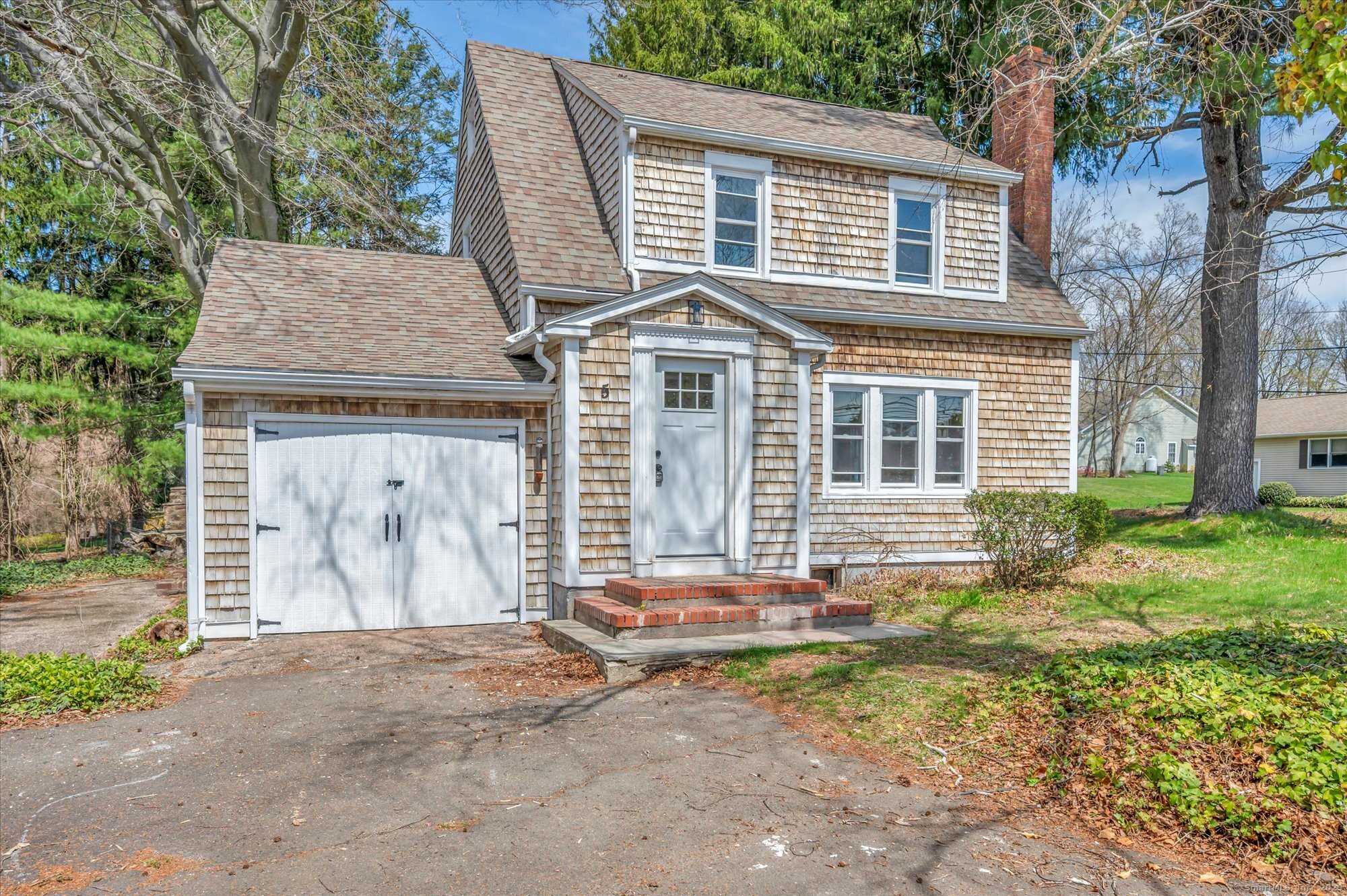 Westmont Drive, Middletown, Connecticut - 3 Bedrooms  
2 Bathrooms  
5 Rooms - 