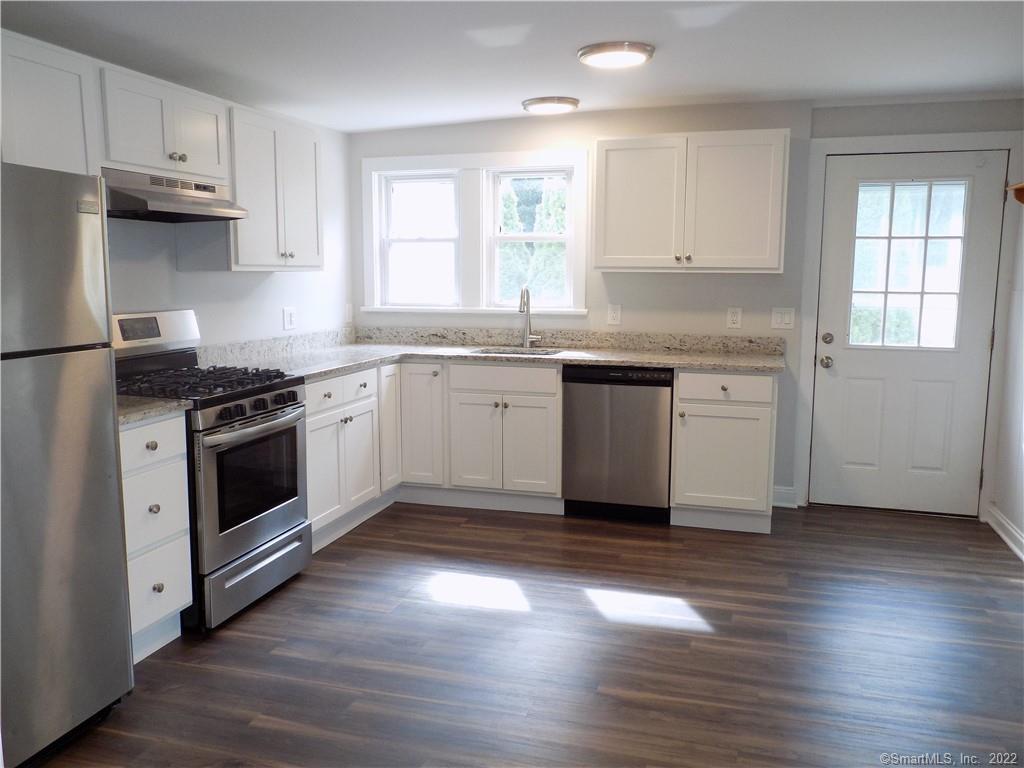 Greenwood Avenue, Bethel, Connecticut - 2 Bedrooms  
1 Bathrooms  
4 Rooms - 
