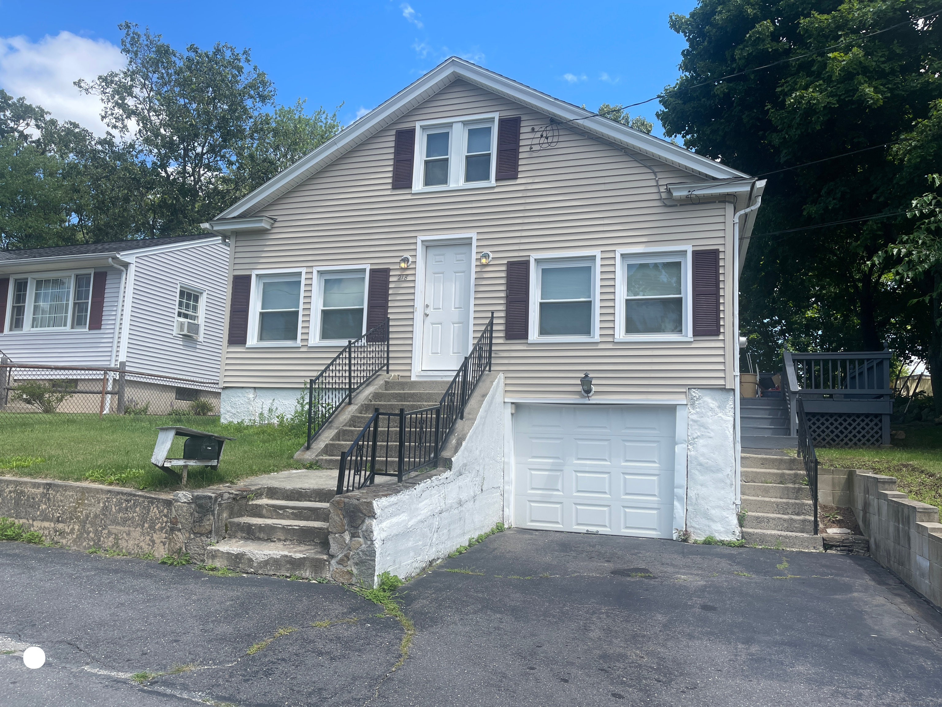 Capitol Avenue, Waterbury, Connecticut - 2 Bedrooms  
1 Bathrooms  
6 Rooms - 