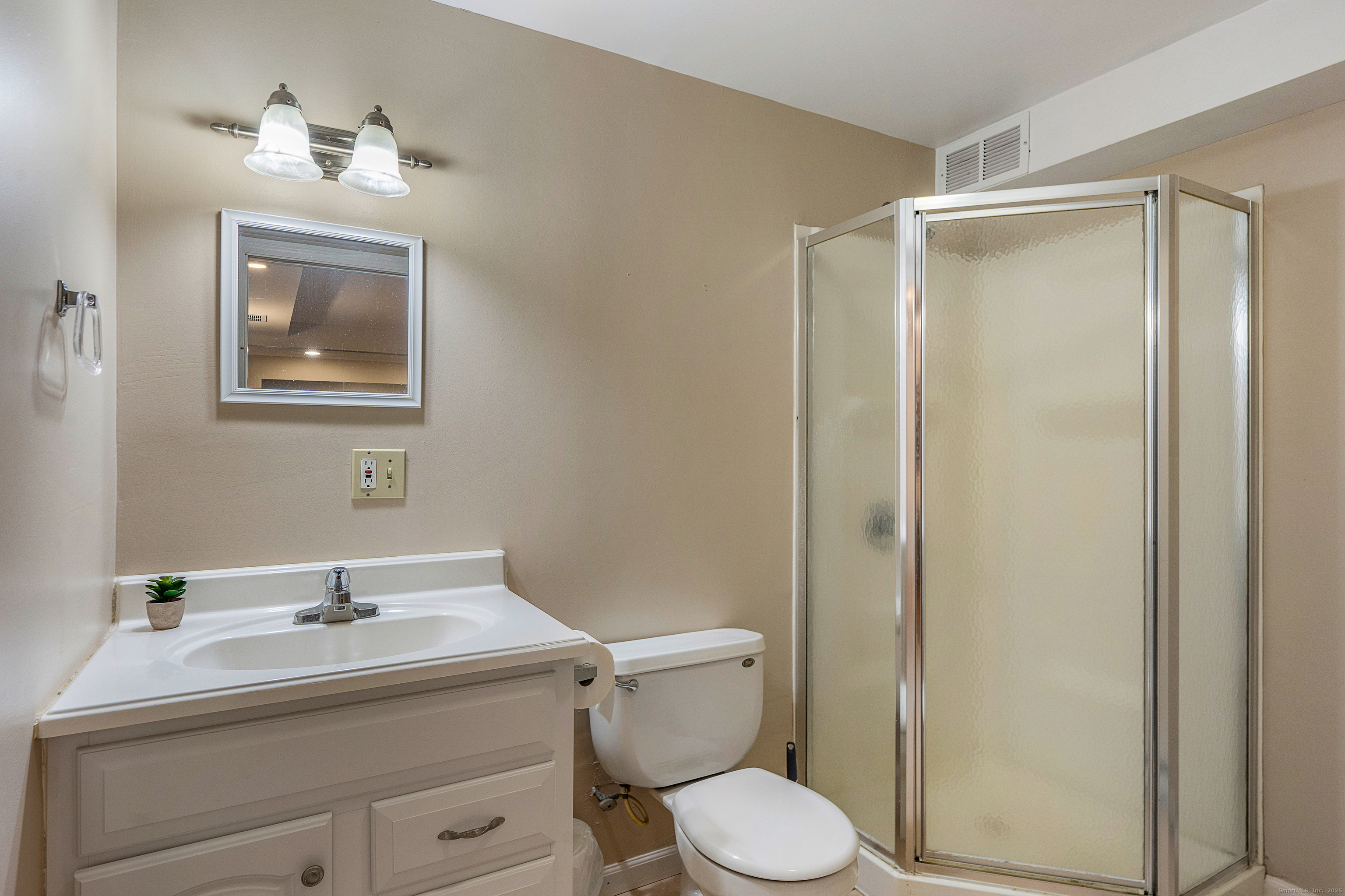 Coventry, Connecticut 06238, United States, 3 Bedrooms Bedrooms, ,4 BathroomsBathrooms,Residential,Pending,250178