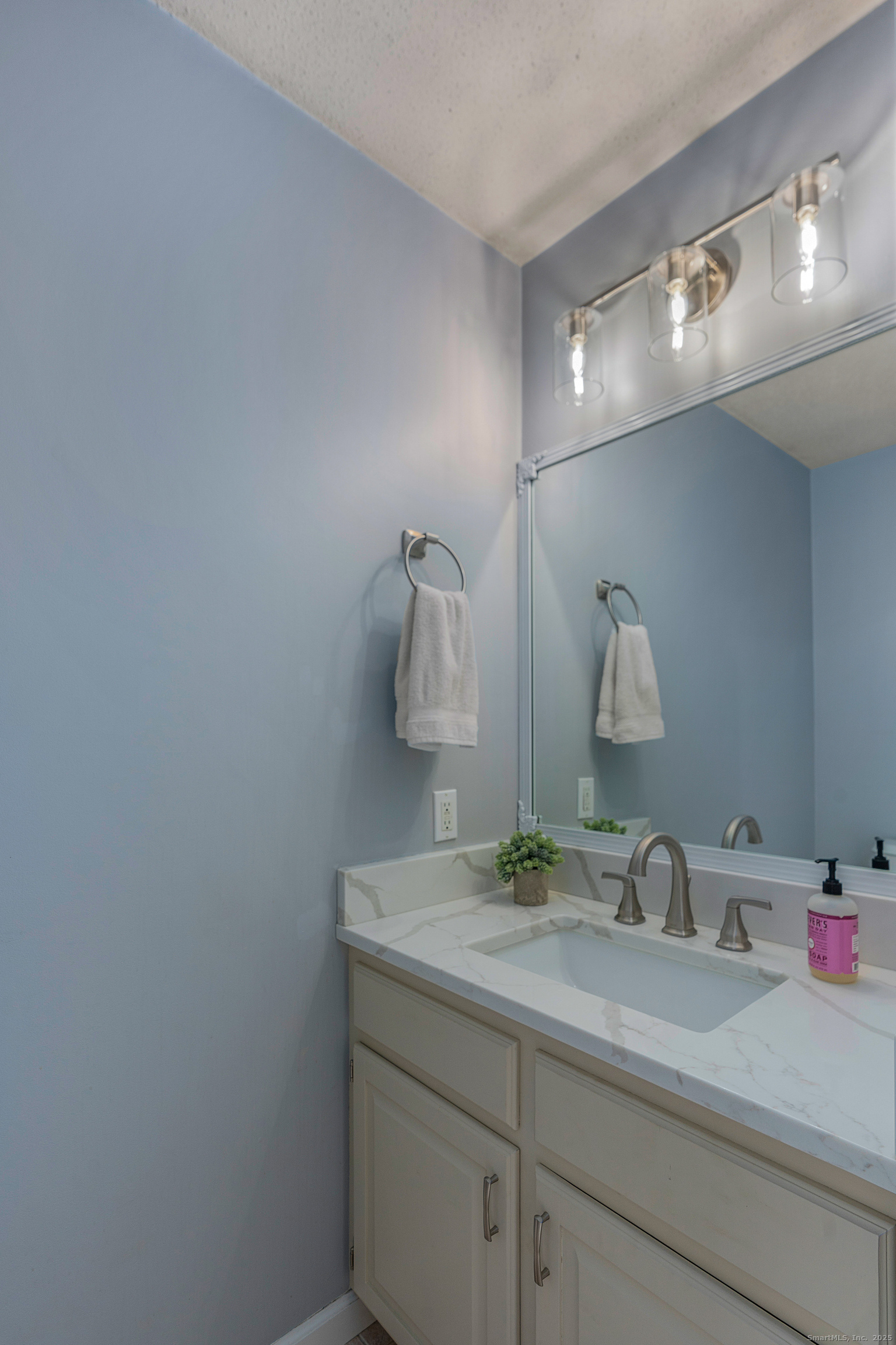 Coventry, Connecticut 06238, United States, 3 Bedrooms Bedrooms, ,4 BathroomsBathrooms,Residential,Pending,250178