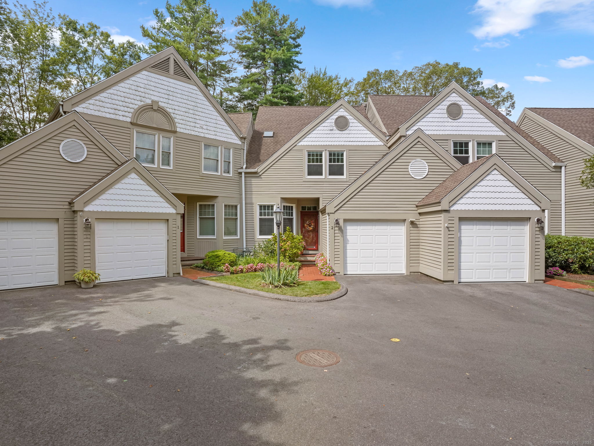 Shelton, Connecticut 06484, United States, 2 Bedrooms Bedrooms, ,3 BathroomsBathrooms,Residential,Pending,210680