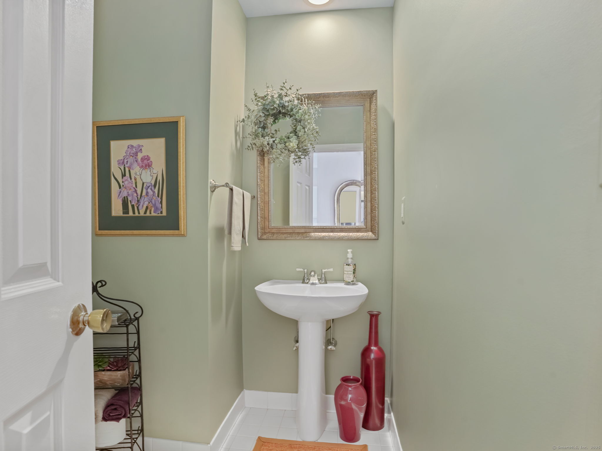 Shelton, Connecticut 06484, United States, 2 Bedrooms Bedrooms, ,3 BathroomsBathrooms,Residential,Pending,210680