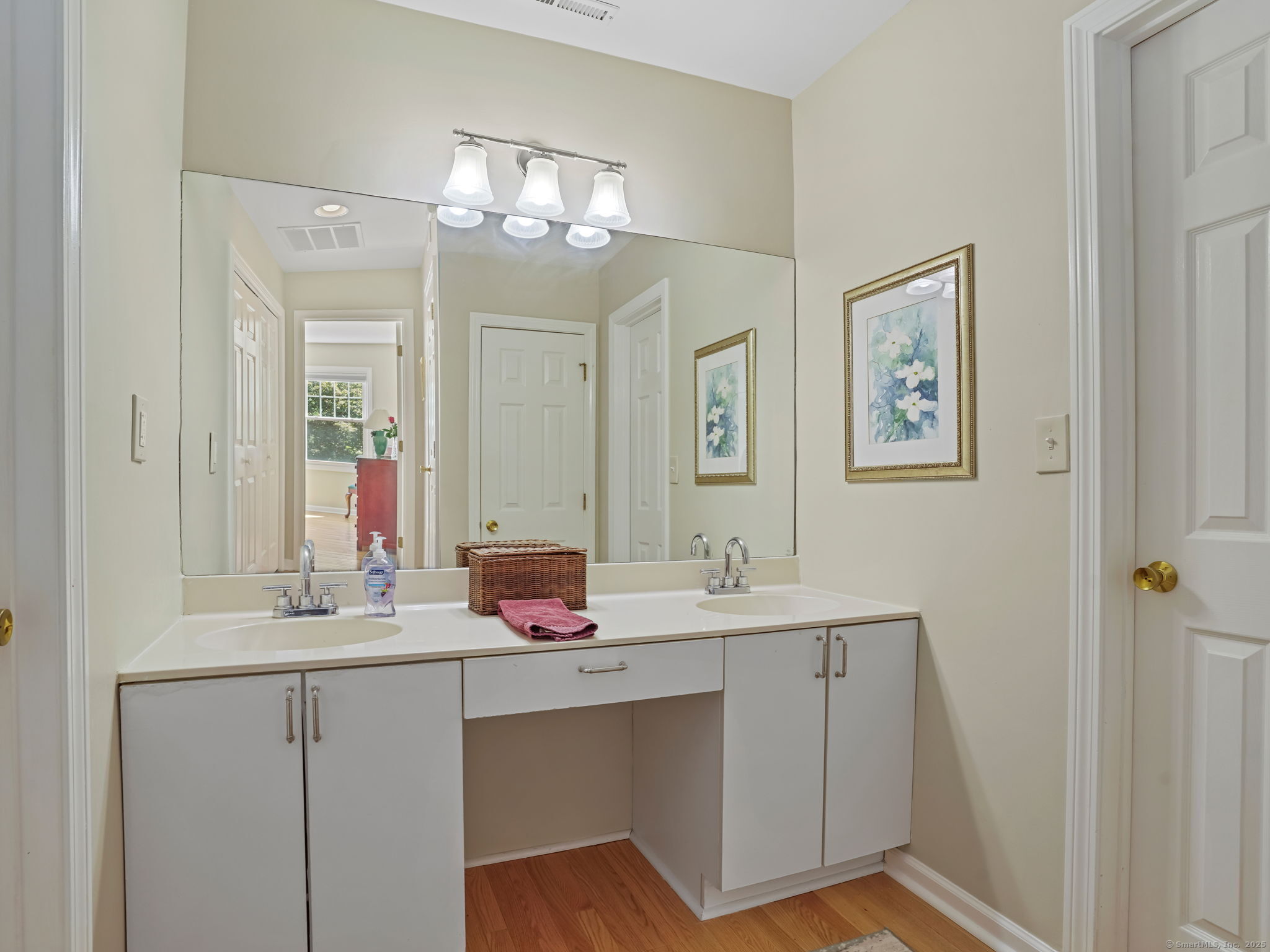 Shelton, Connecticut 06484, United States, 2 Bedrooms Bedrooms, ,3 BathroomsBathrooms,Residential,Pending,210680