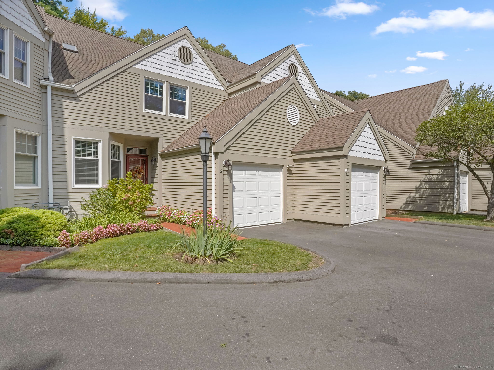 Shelton, Connecticut 06484, United States, 2 Bedrooms Bedrooms, ,3 BathroomsBathrooms,Residential,Pending,210680