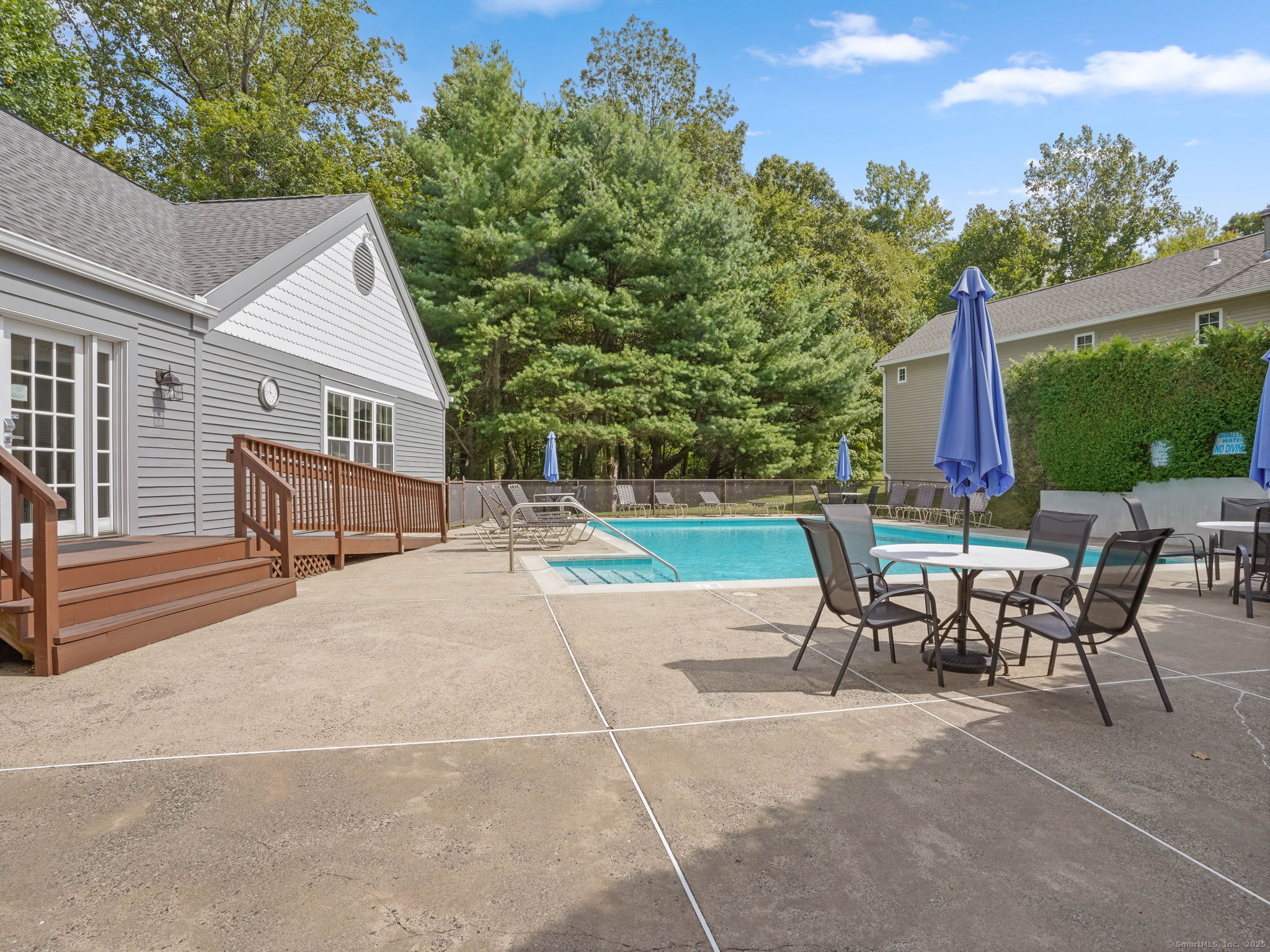 Shelton, Connecticut 06484, United States, 2 Bedrooms Bedrooms, ,3 BathroomsBathrooms,Residential,Pending,210680