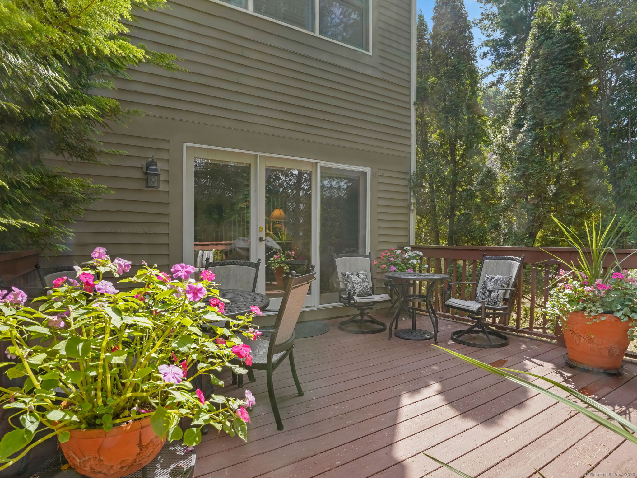 Shelton, Connecticut 06484, United States, 2 Bedrooms Bedrooms, ,3 BathroomsBathrooms,Residential,Pending,210680