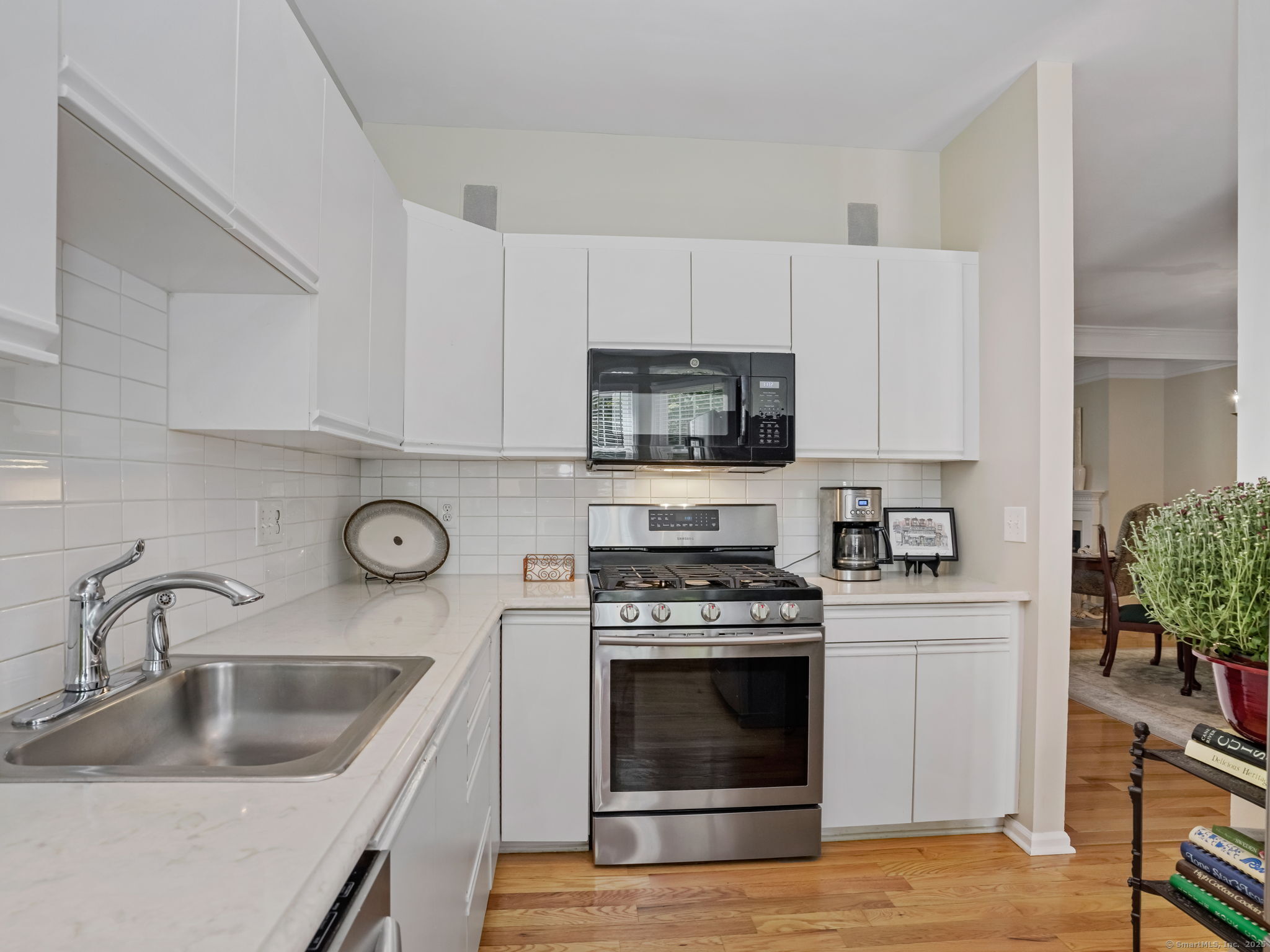 Shelton, Connecticut 06484, United States, 2 Bedrooms Bedrooms, ,3 BathroomsBathrooms,Residential,Pending,210680