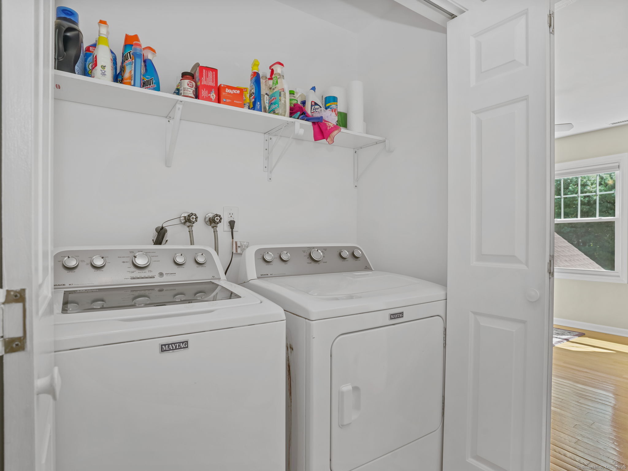 Shelton, Connecticut 06484, United States, 2 Bedrooms Bedrooms, ,3 BathroomsBathrooms,Residential,Pending,210680