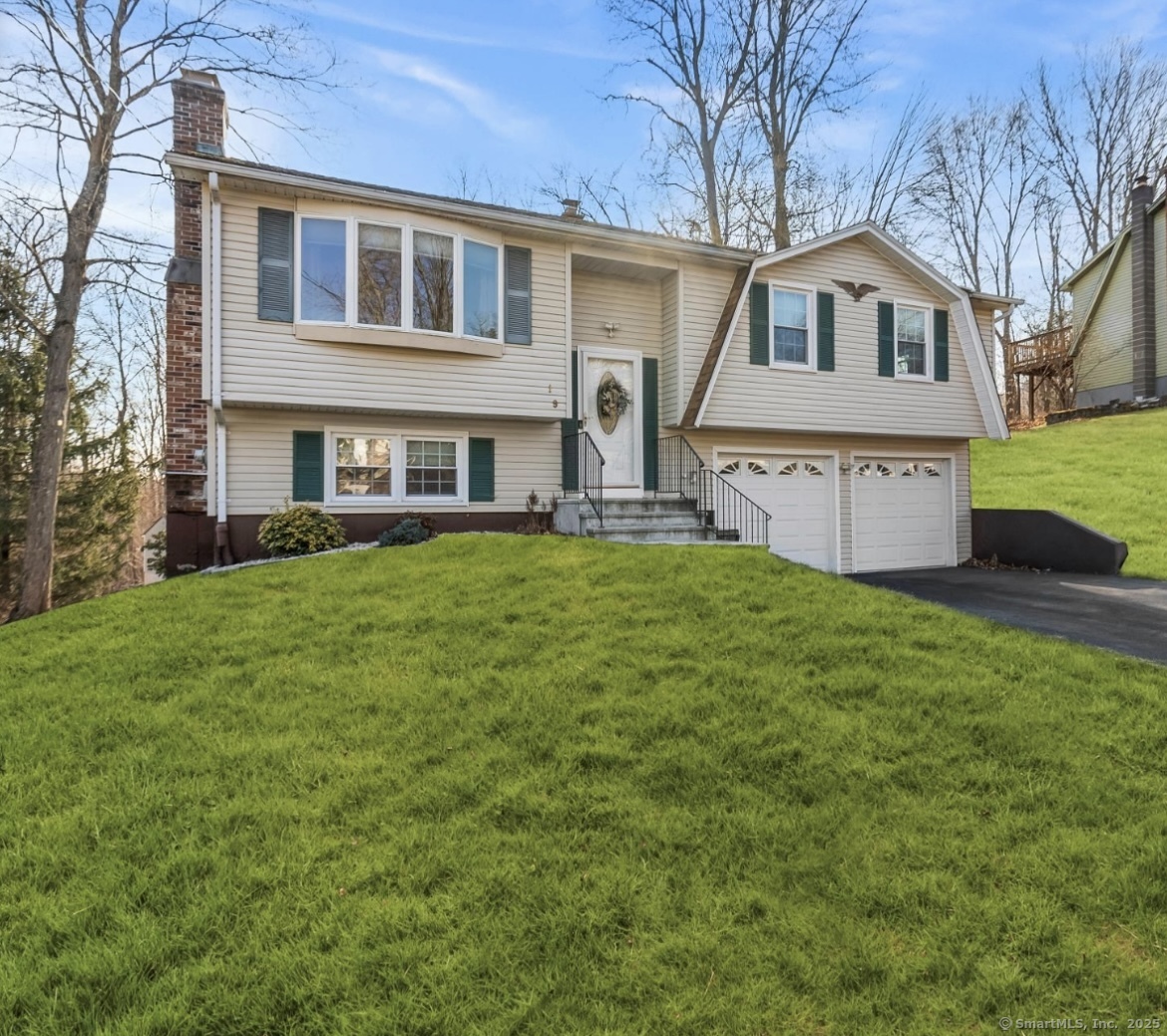 Property for Sale at Lenore Drive, Meriden, Connecticut - Bedrooms: 3 
Bathrooms: 2 
Rooms: 6  - $379,000