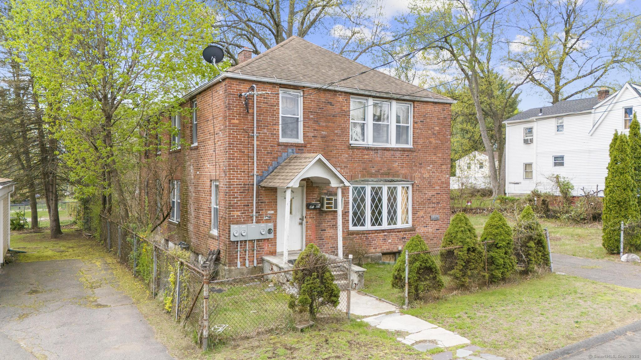 Harding Avenue, Bloomfield, Connecticut - 6 Bedrooms  
2 Bathrooms  
12 Rooms - 