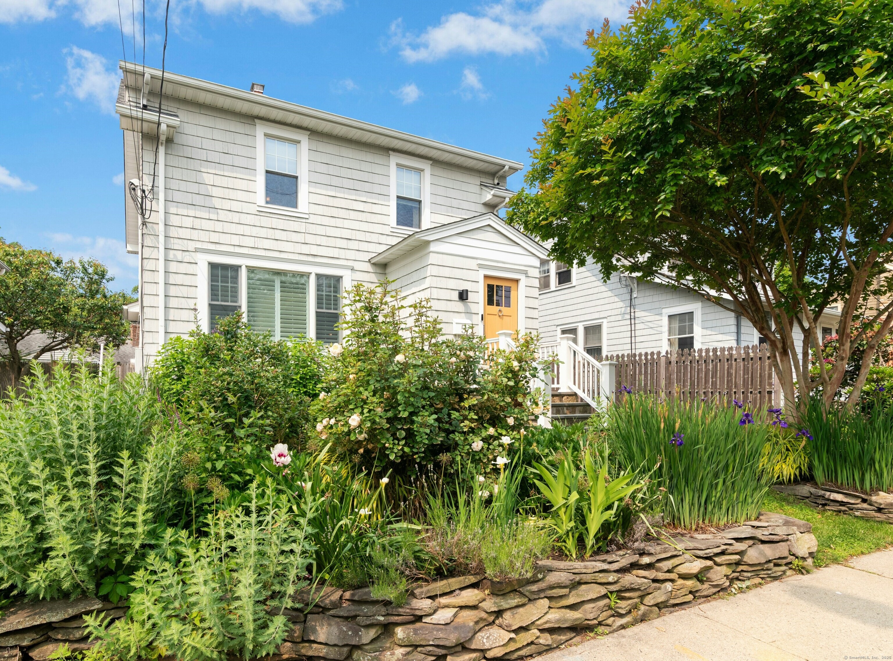 Elliott Street, Norwalk, Connecticut - 3 Bedrooms  
2 Bathrooms  
7 Rooms - 
