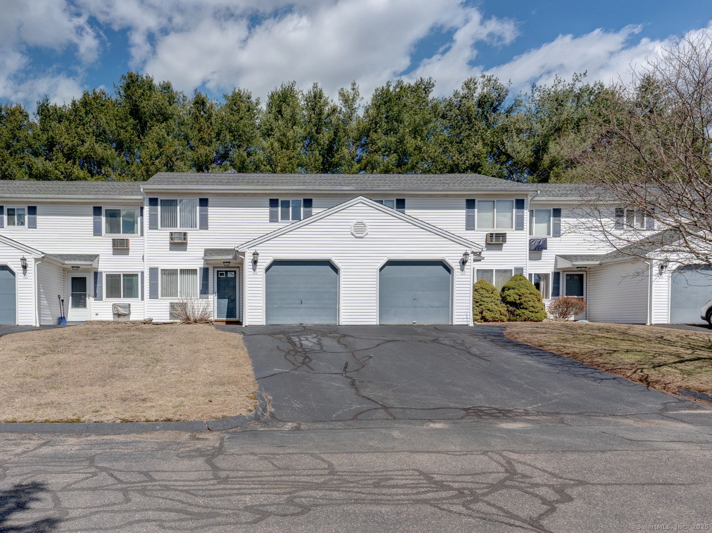 Branch Road 9C, Thomaston, Connecticut - 2 Bedrooms  
2 Bathrooms  
4 Rooms - 
