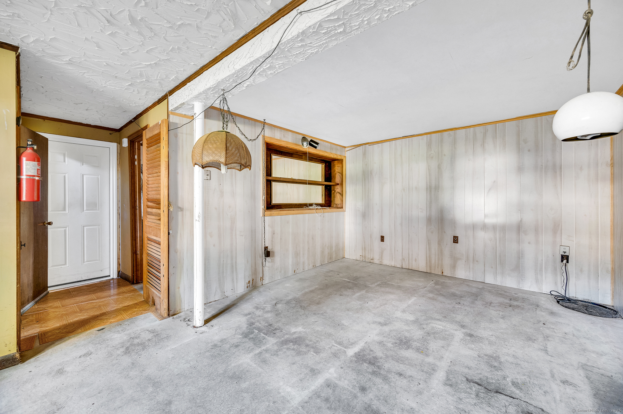 Bristol, Connecticut 06010, United States, 3 Bedrooms Bedrooms, ,2 BathroomsBathrooms,Residential,Pending,208485