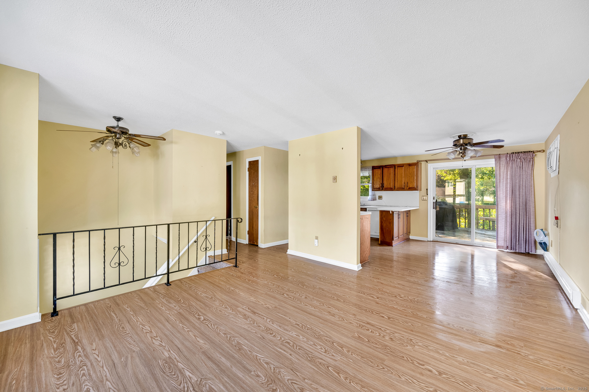 Bristol, Connecticut 06010, United States, 3 Bedrooms Bedrooms, ,2 BathroomsBathrooms,Residential,Pending,208485