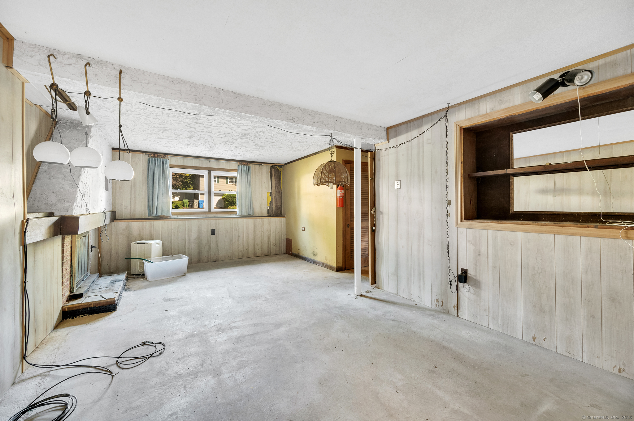 Bristol, Connecticut 06010, United States, 3 Bedrooms Bedrooms, ,2 BathroomsBathrooms,Residential,Pending,208485