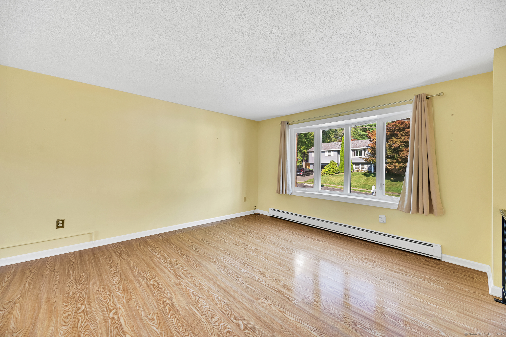 Bristol, Connecticut 06010, United States, 3 Bedrooms Bedrooms, ,2 BathroomsBathrooms,Residential,Pending,208485