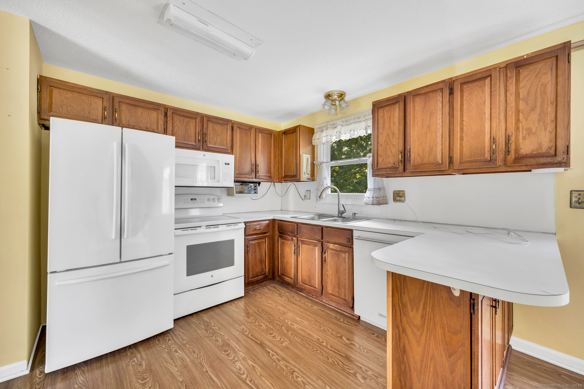 Bristol, Connecticut 06010, United States, 3 Bedrooms Bedrooms, ,2 BathroomsBathrooms,Residential,Pending,208485