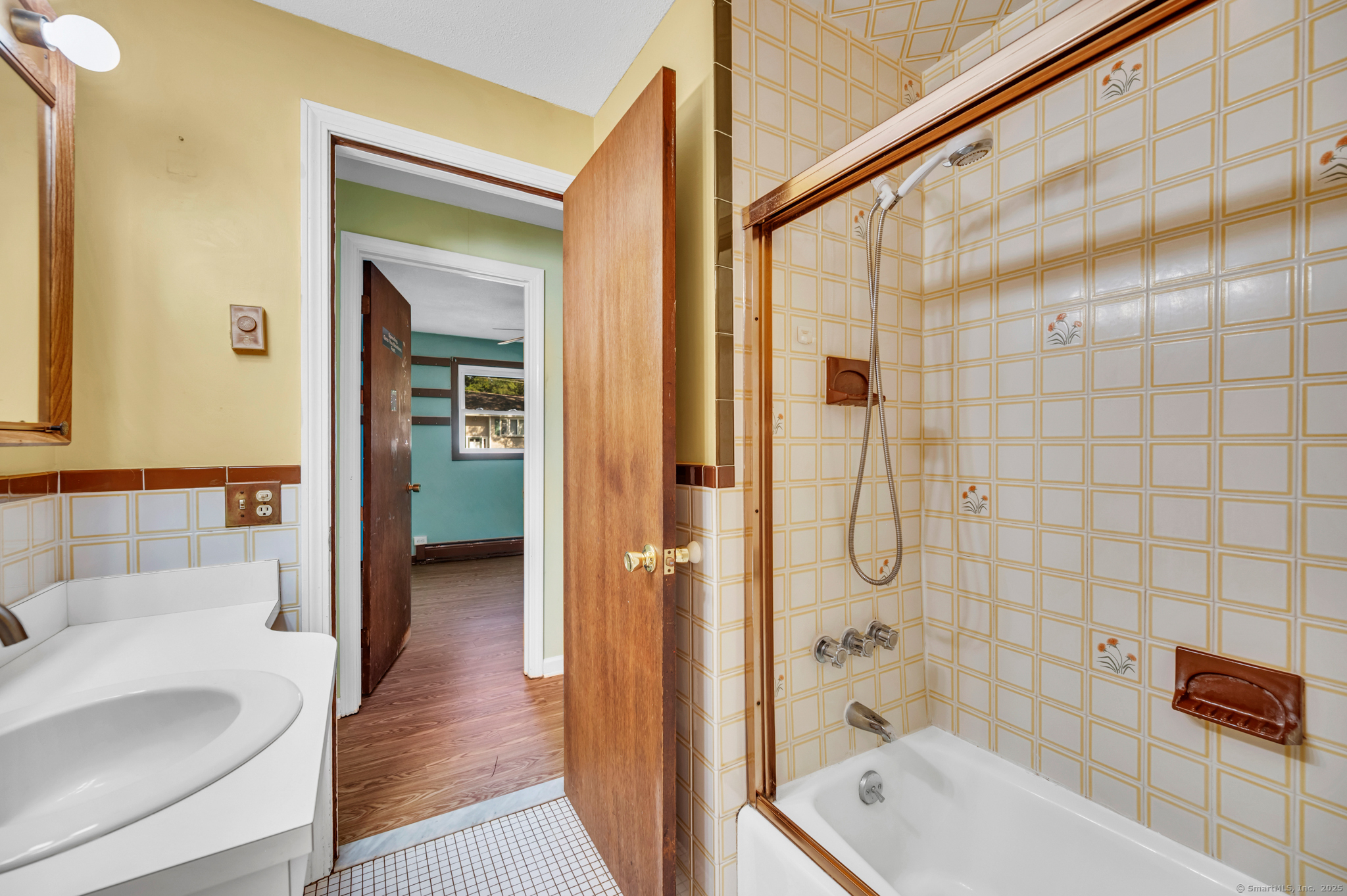 Bristol, Connecticut 06010, United States, 3 Bedrooms Bedrooms, ,2 BathroomsBathrooms,Residential,Pending,208485