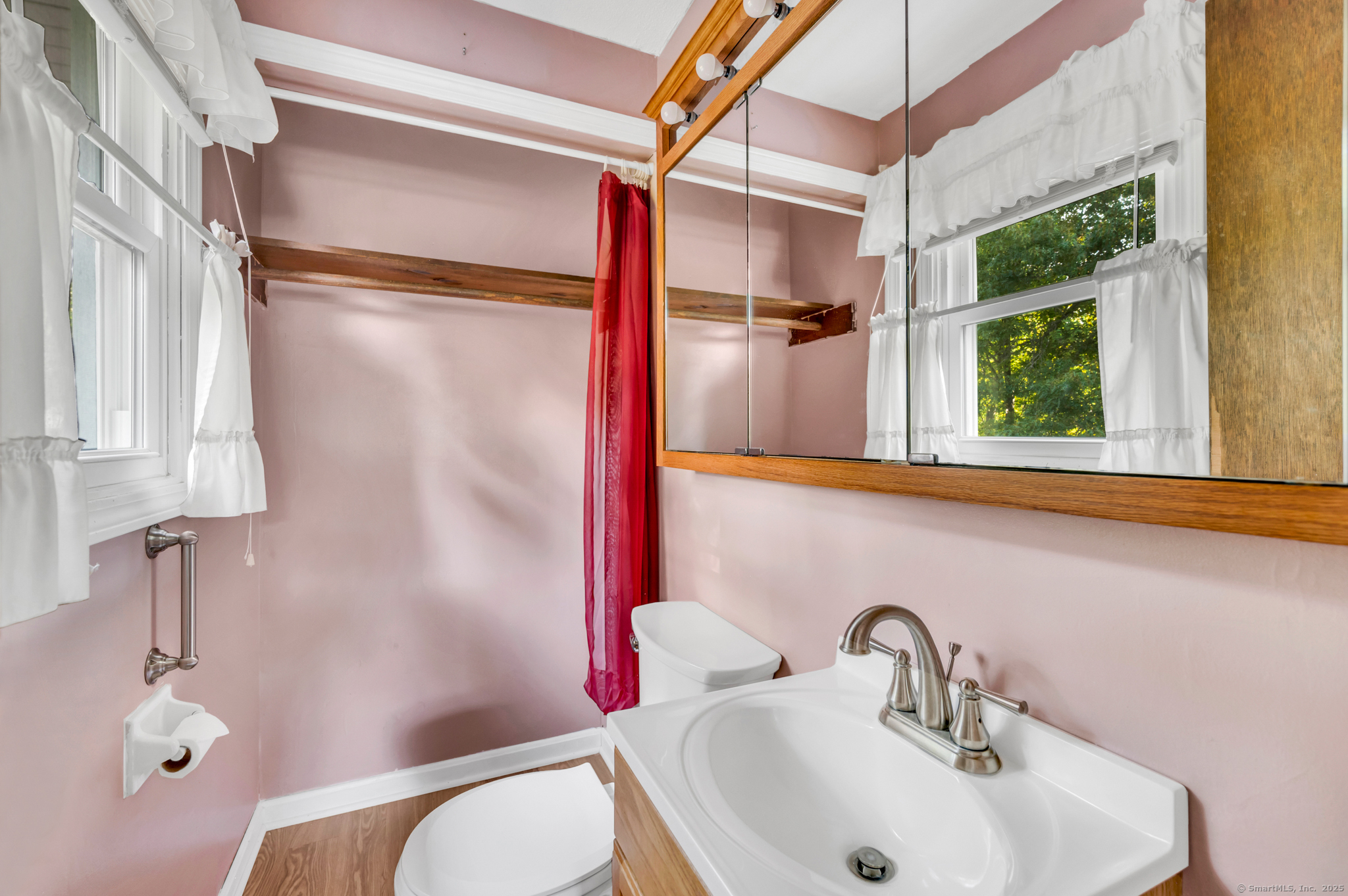 Bristol, Connecticut 06010, United States, 3 Bedrooms Bedrooms, ,2 BathroomsBathrooms,Residential,Pending,208485