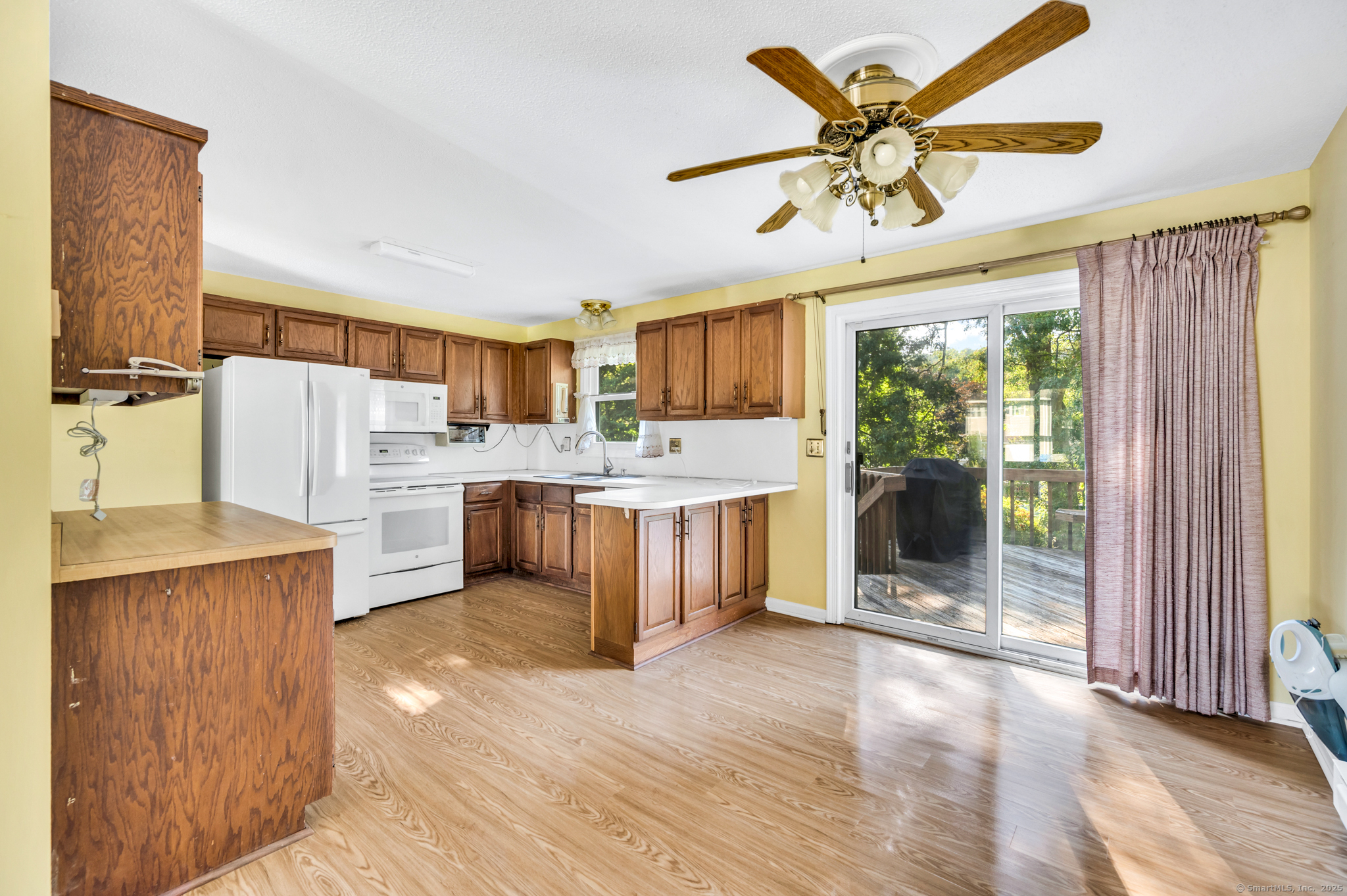 Bristol, Connecticut 06010, United States, 3 Bedrooms Bedrooms, ,2 BathroomsBathrooms,Residential,Pending,208485