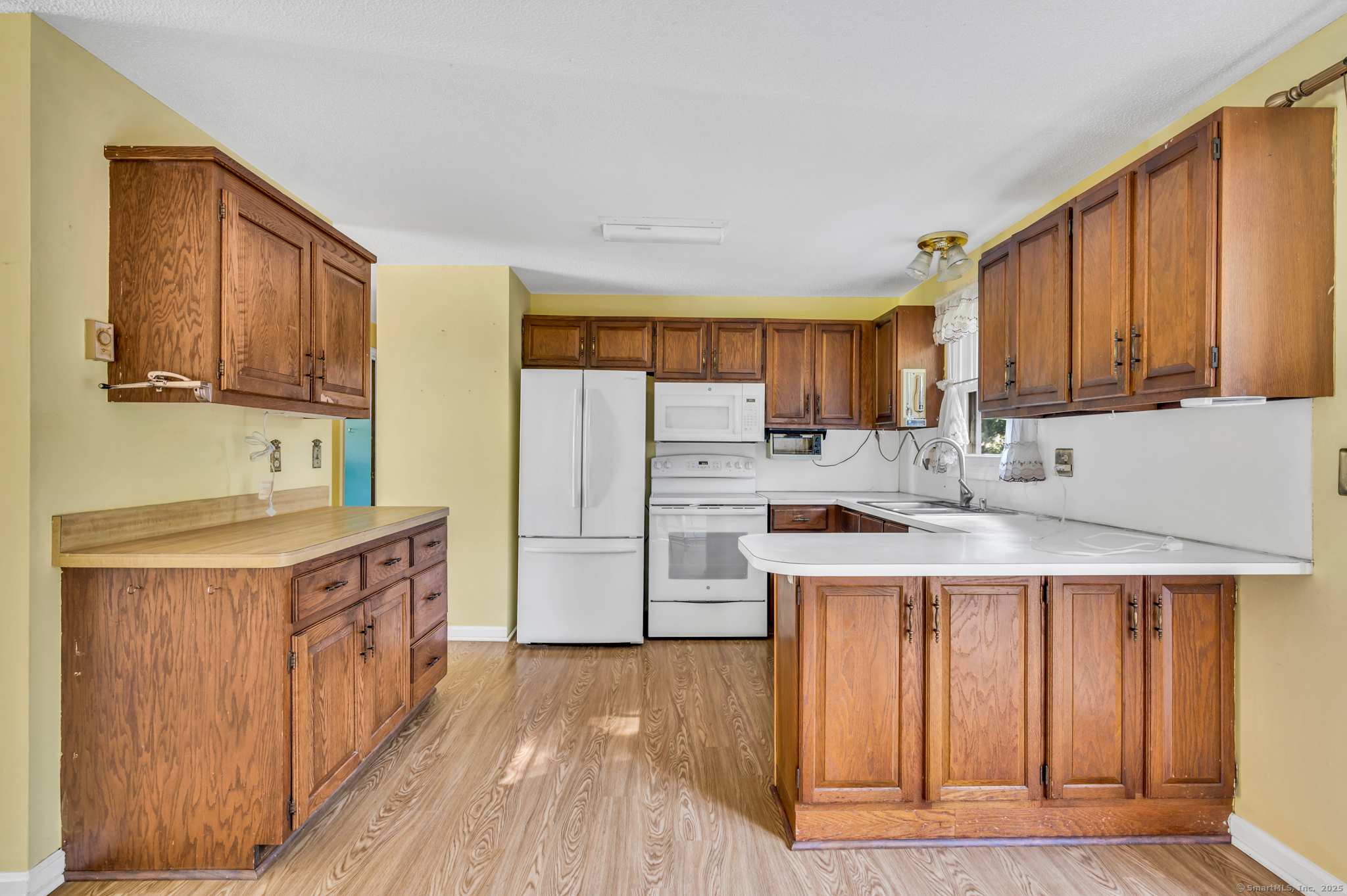 Bristol, Connecticut 06010, United States, 3 Bedrooms Bedrooms, ,2 BathroomsBathrooms,Residential,Pending,208485