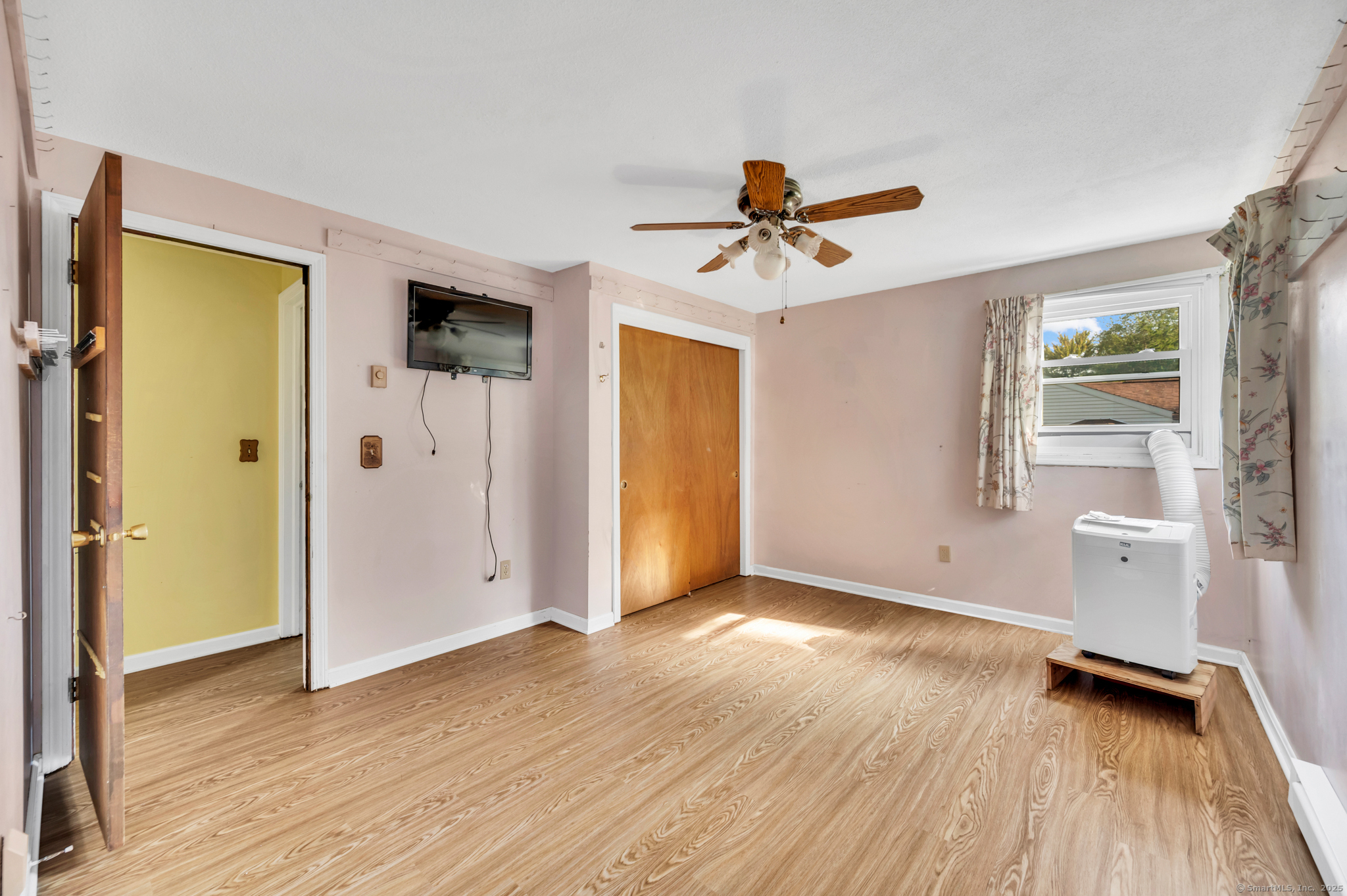 Bristol, Connecticut 06010, United States, 3 Bedrooms Bedrooms, ,2 BathroomsBathrooms,Residential,Pending,208485