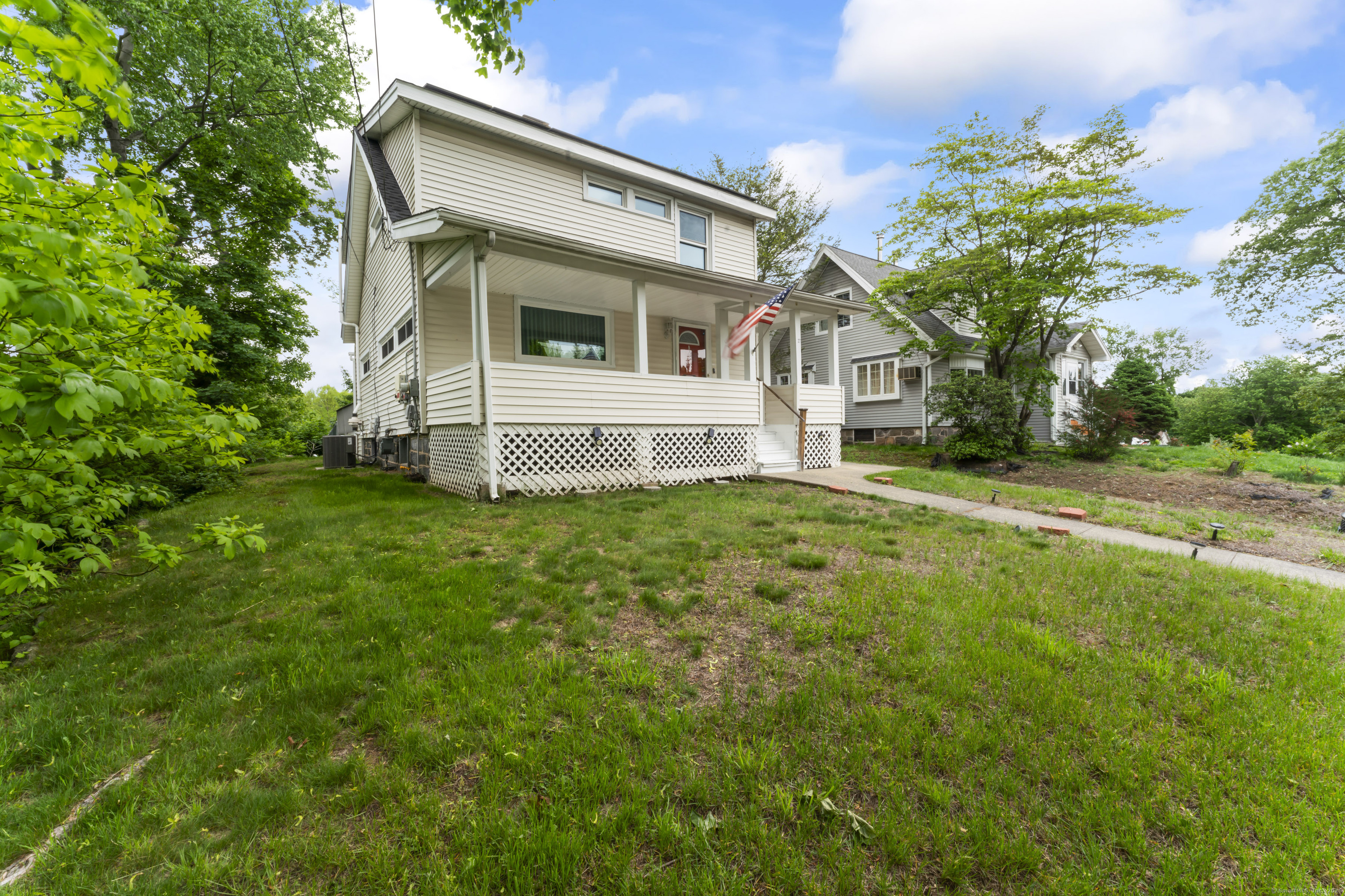 Pauline Street, Trumbull, Connecticut - 2 Bedrooms  
2 Bathrooms  
5 Rooms - 