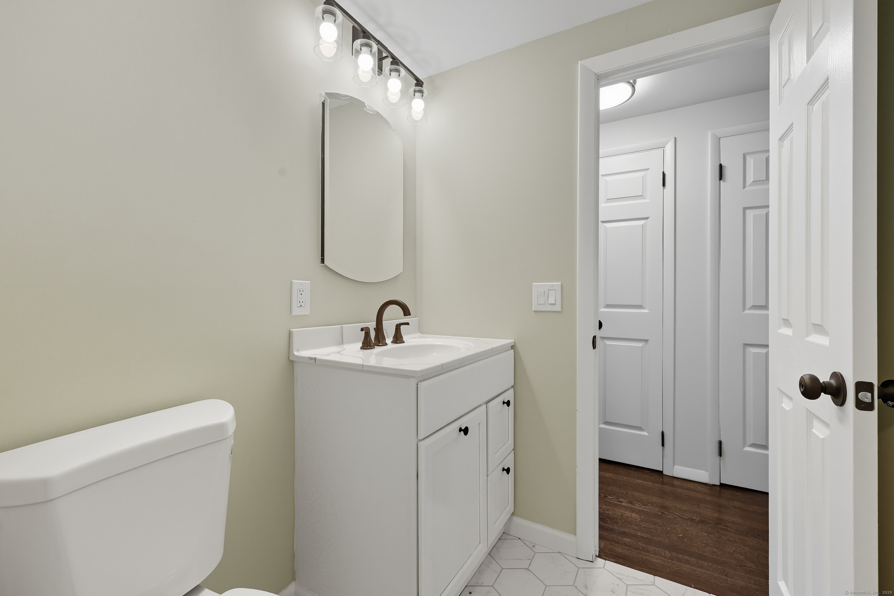 Clinton, Connecticut 06413, United States, 3 Bedrooms Bedrooms, ,2 BathroomsBathrooms,Residential,Pending,229417