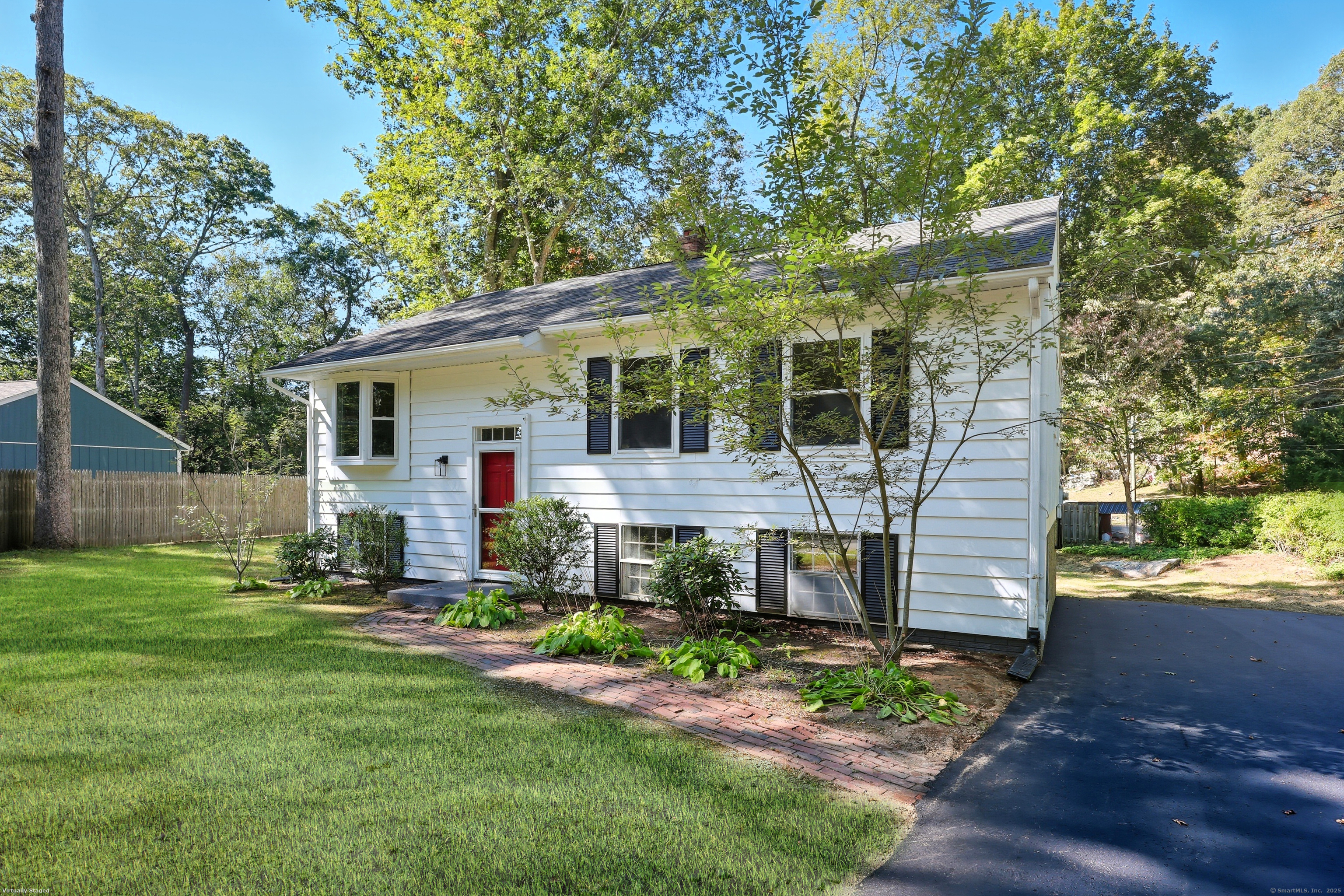 Clinton, Connecticut 06413, United States, 3 Bedrooms Bedrooms, ,2 BathroomsBathrooms,Residential,Pending,229417