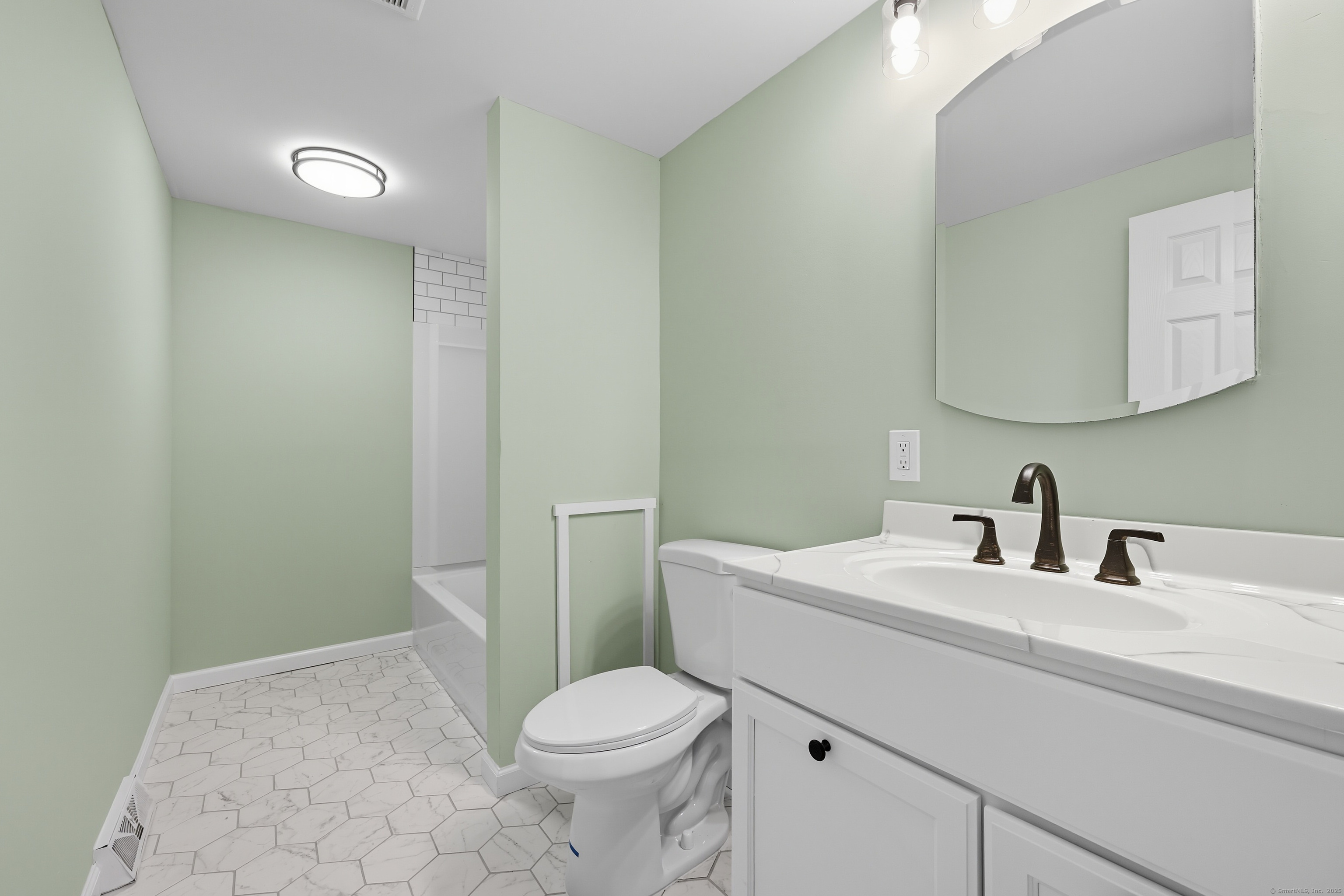 Clinton, Connecticut 06413, United States, 3 Bedrooms Bedrooms, ,2 BathroomsBathrooms,Residential,Pending,229417